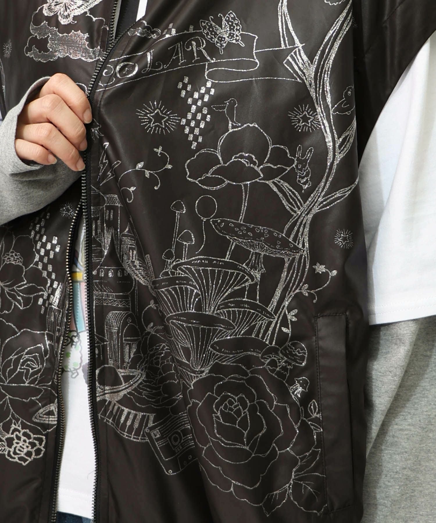 153606：メルヘン柄ラメプリントベストの通販-ScoLar