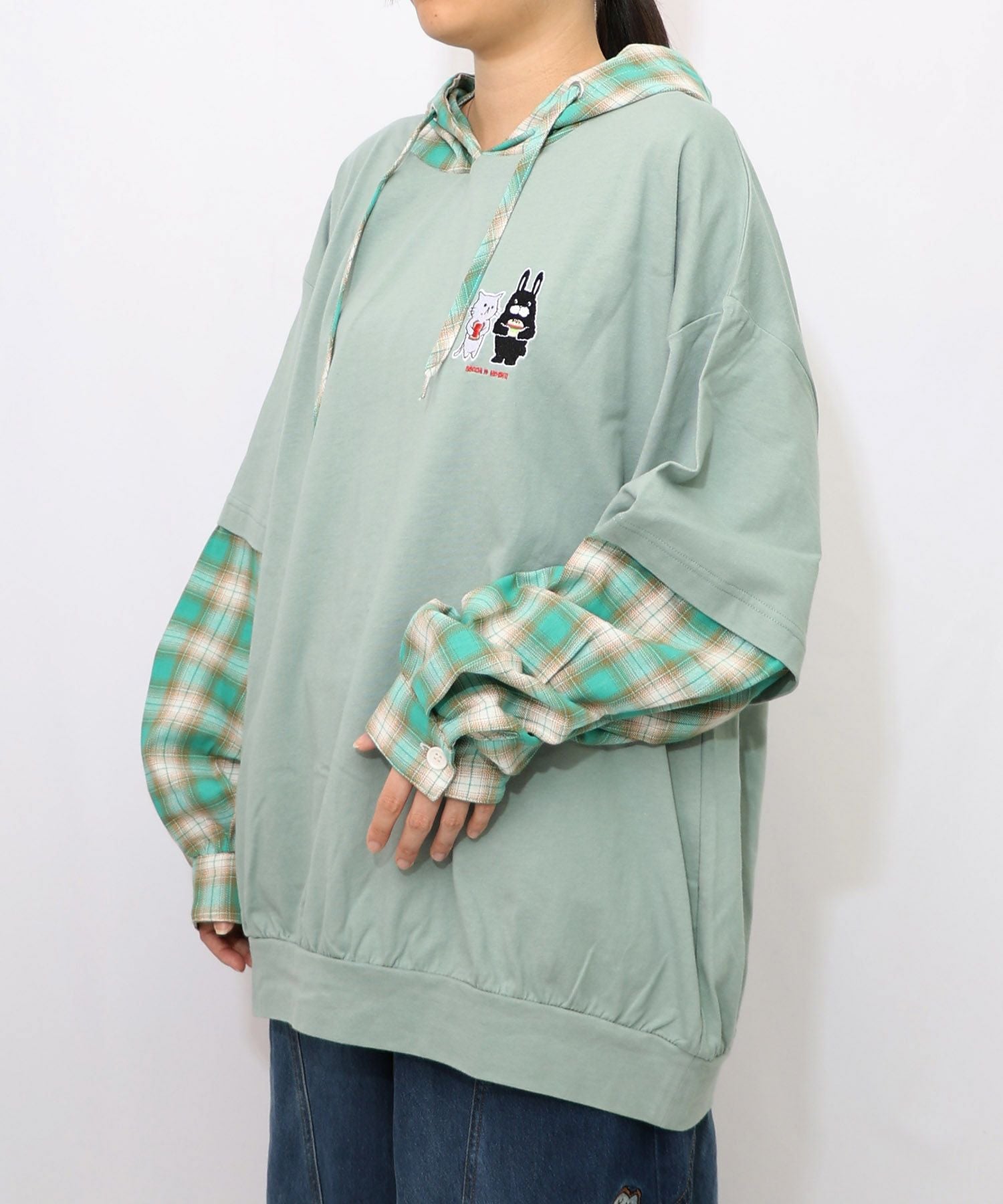 353112：ネコとラビルのチェック柄切替フーデッドプルオーバーの通販