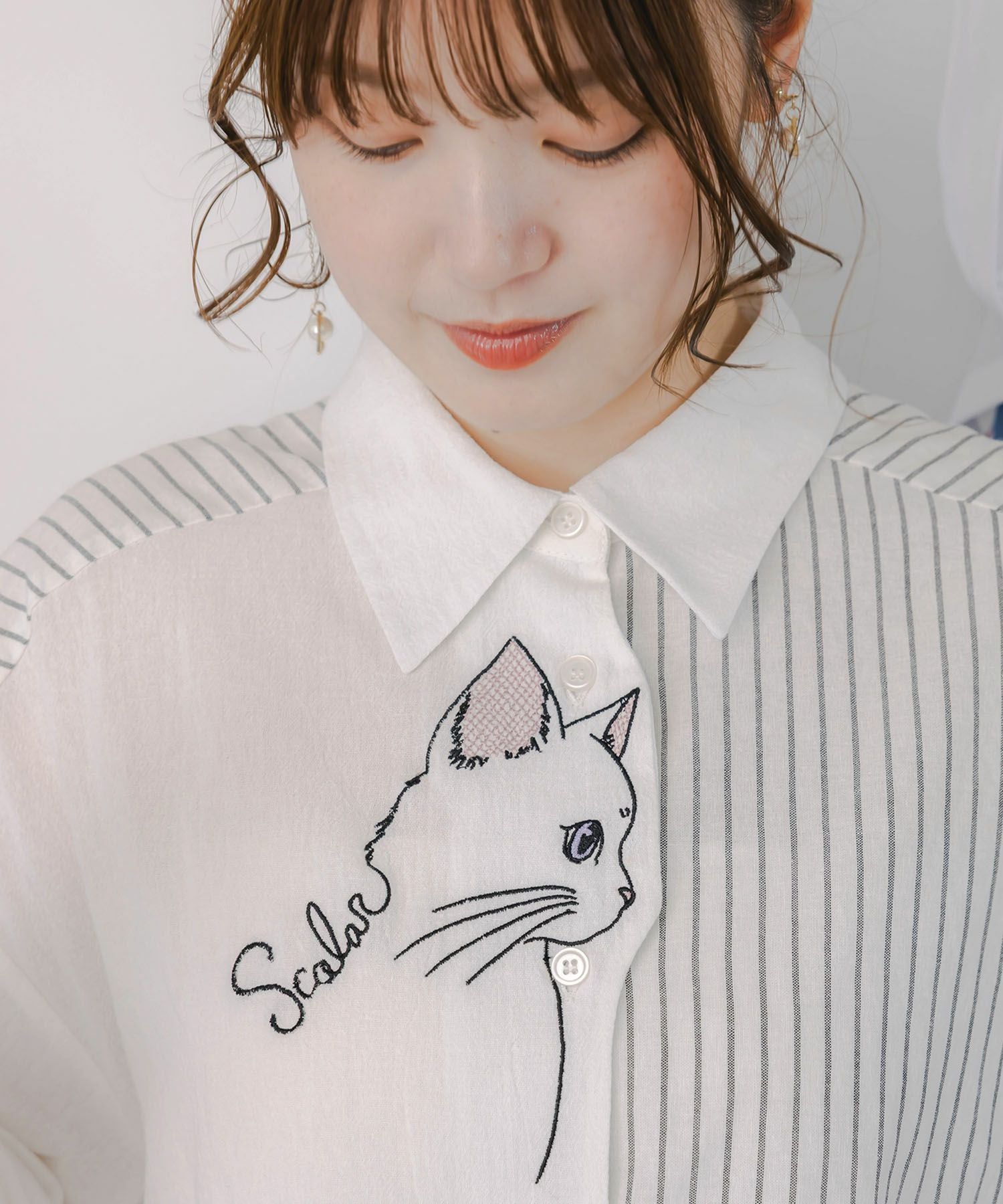 153655：ネコの横顔刺繍 ストライプ切替シャツの通販-ScoLar