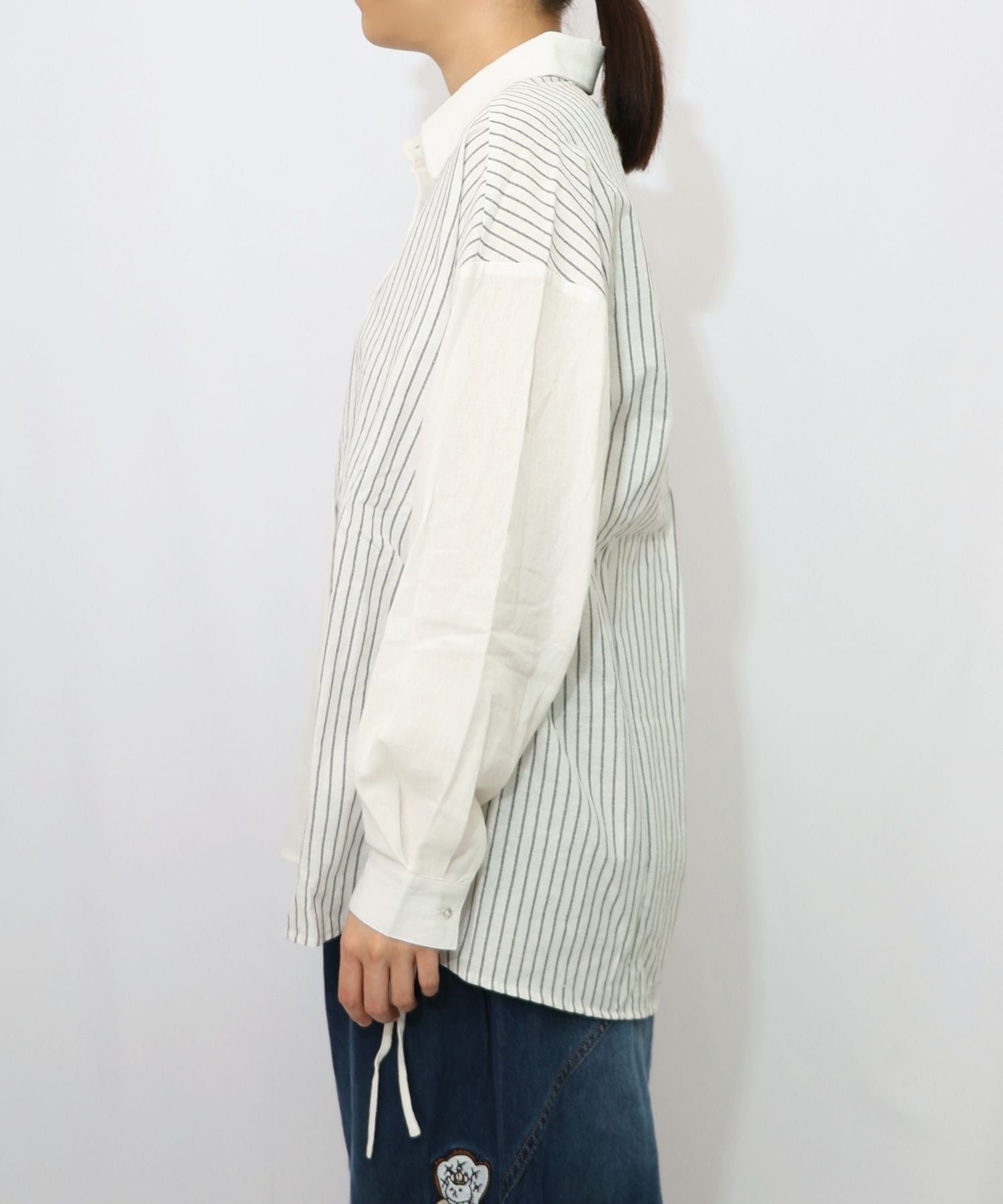 153655：ネコの横顔刺繍 ストライプ切替シャツの通販-ScoLar