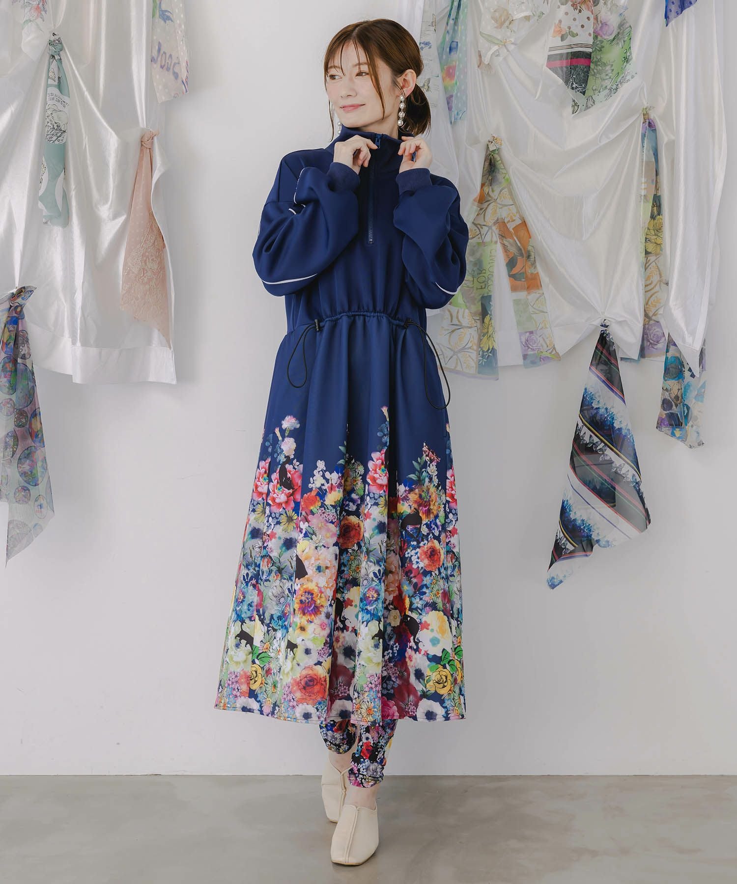 153640：花柄に隠れ黒ネコ柄 ハーフジップジャージワンピースの通販-ScoLar