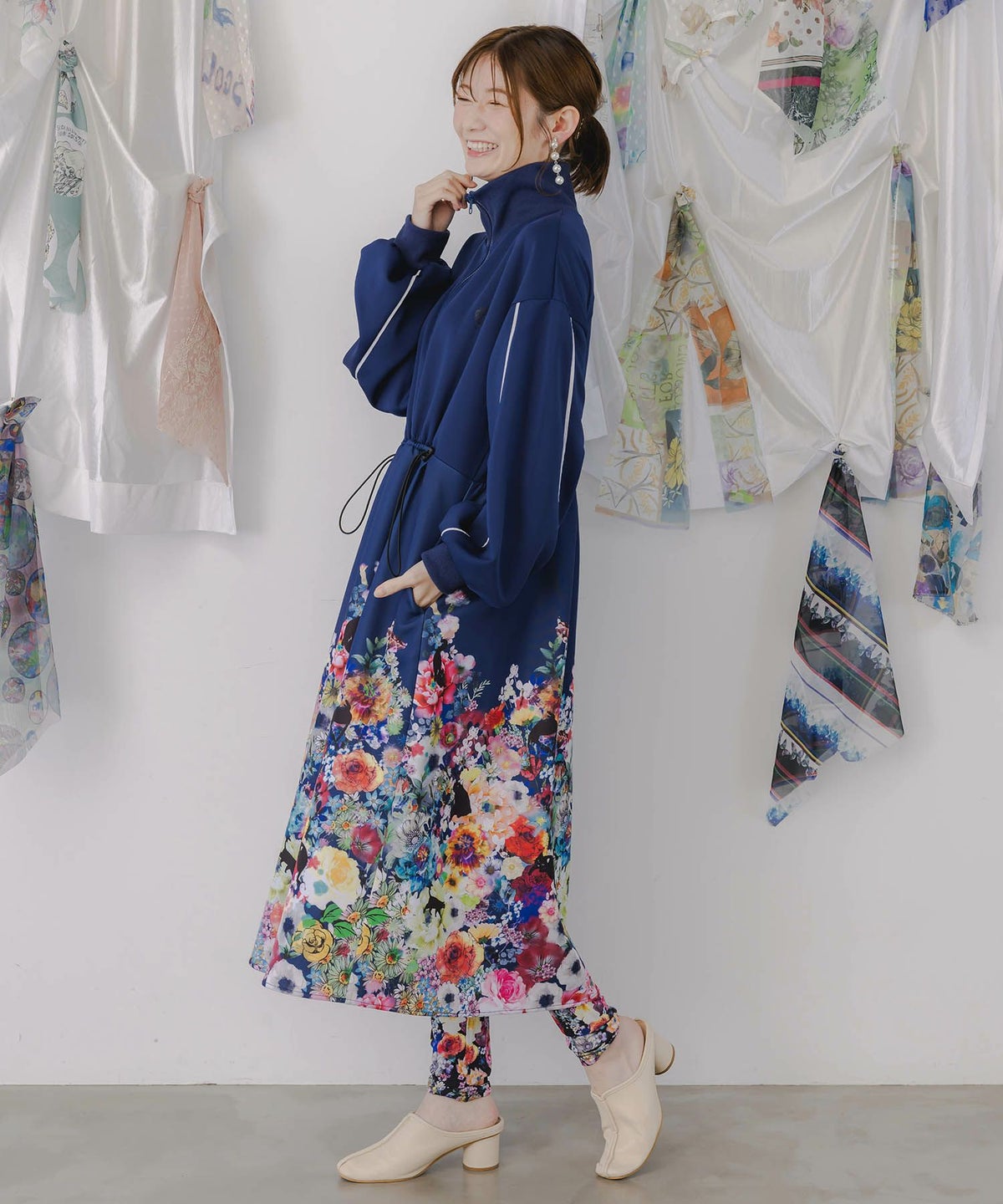 花柄に隠れ黒ネコ柄 ハーフジップジャージワンピース-4