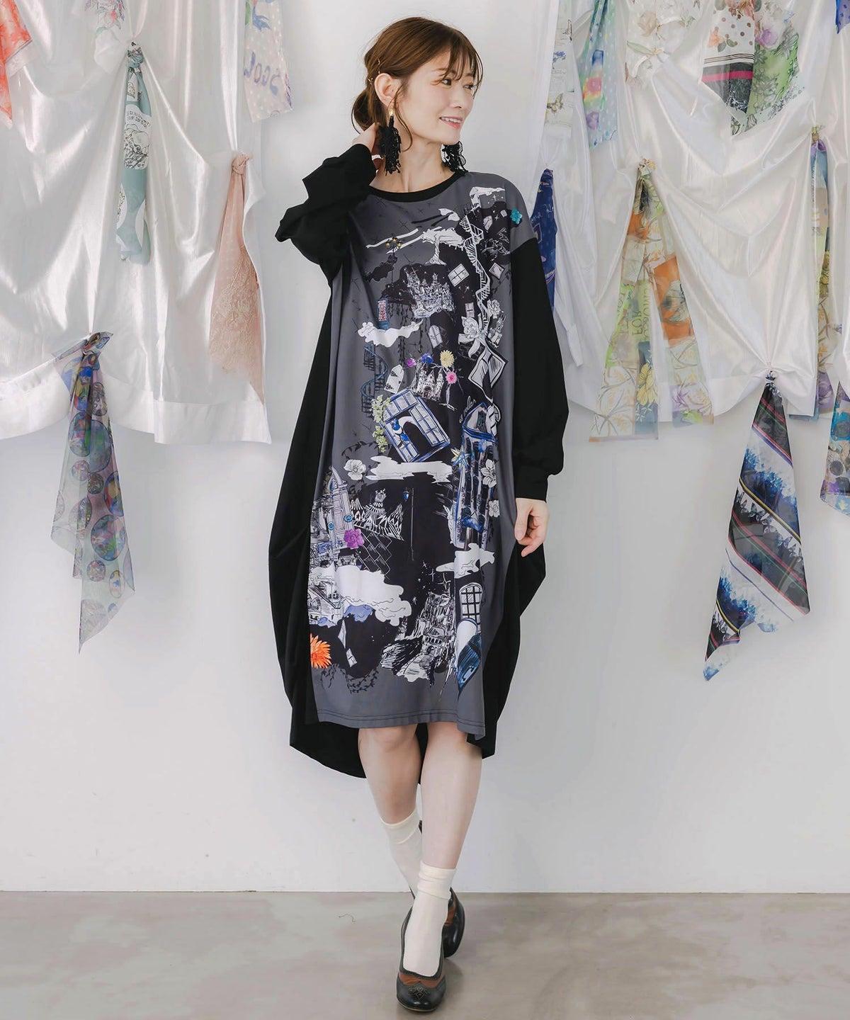 不思議な街柄タック入りワンピース-1