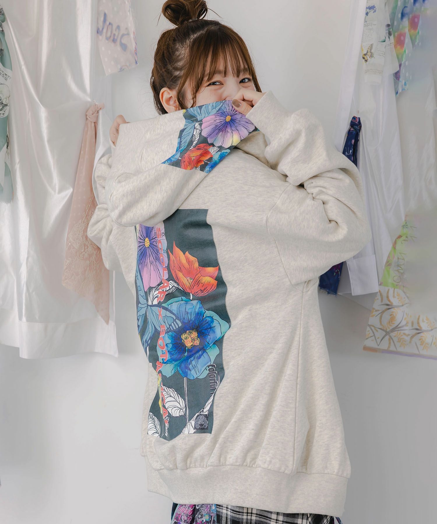 FEILER 花柄 フード付きパーカー MLサイズ相当 153657：花蝶柄スカ子箔プリントロゴパーカーの通販-ScoLar