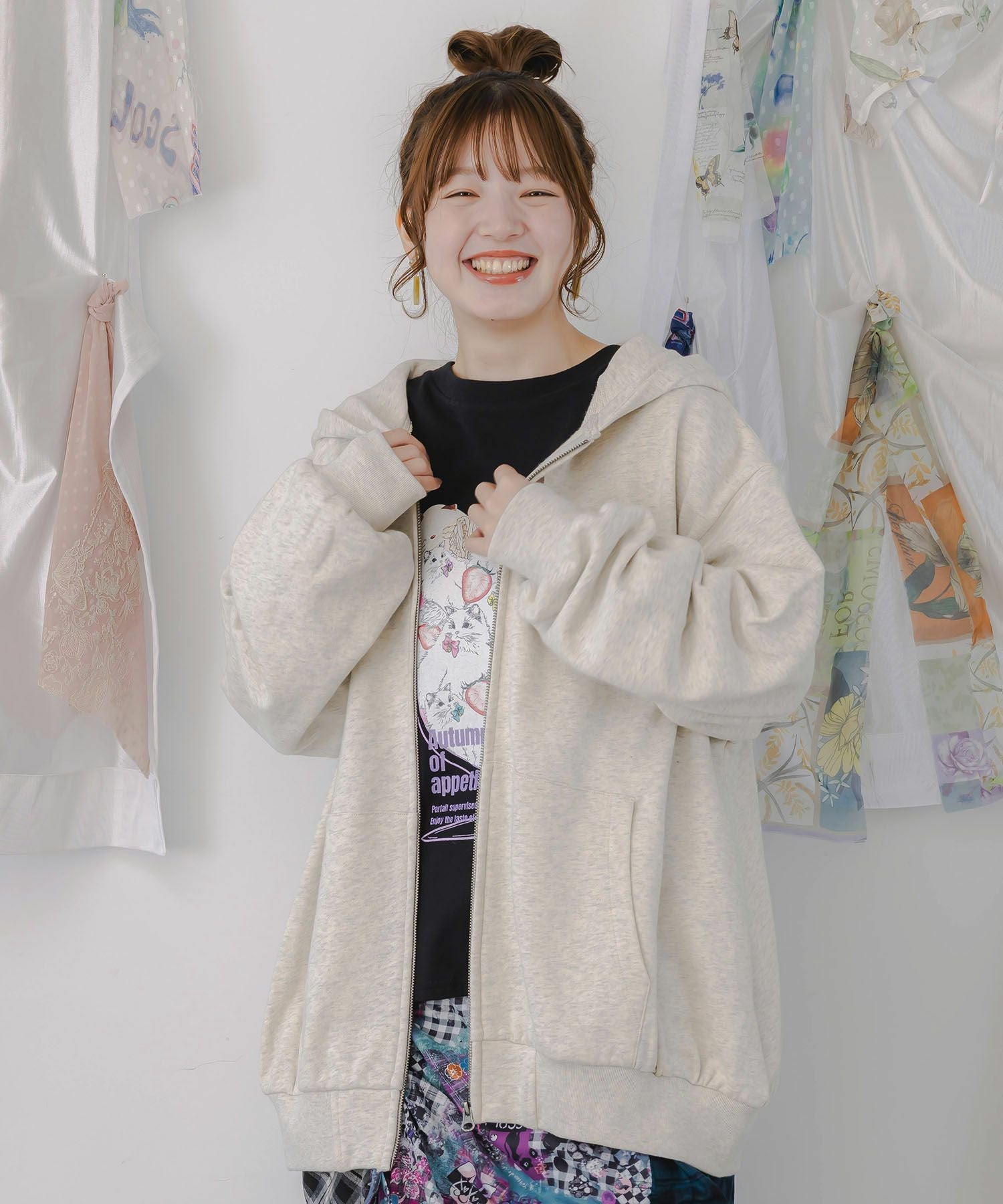 153657：花蝶柄スカ子箔プリントロゴパーカーの通販-ScoLar