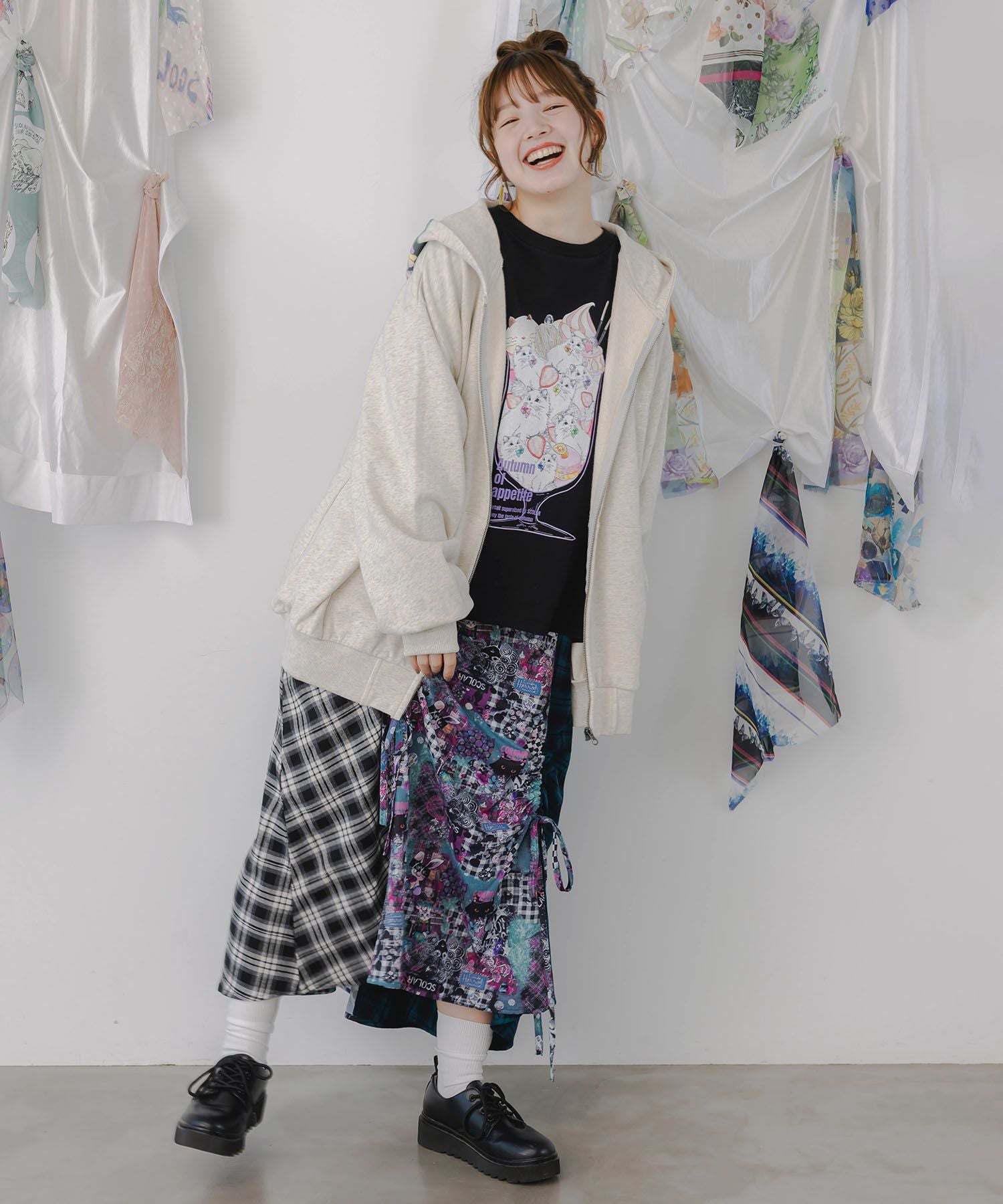 153657：花蝶柄スカ子箔プリントロゴパーカーの通販-ScoLar