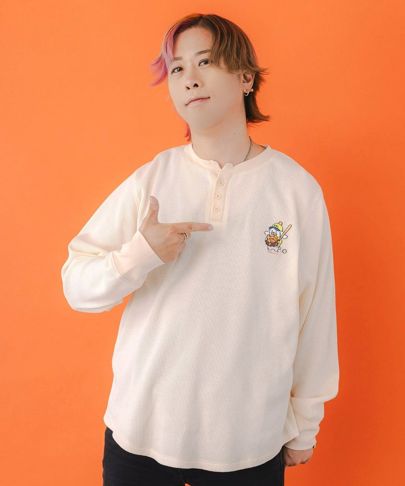 ワッフル頬張り中のシロプーのワッフルロンT-8