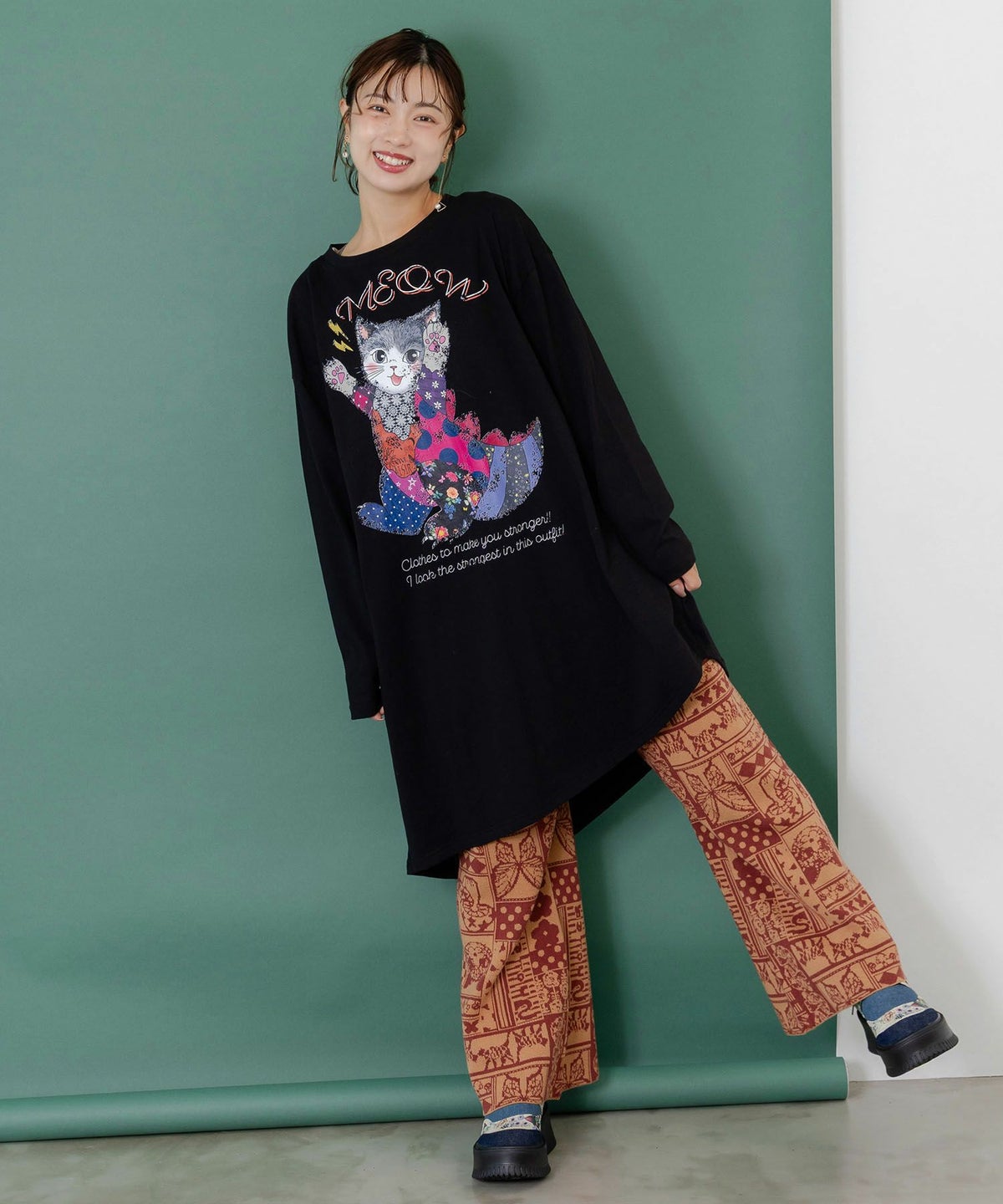ネコと蝶と植物のエスニック風ニットパンツ-2