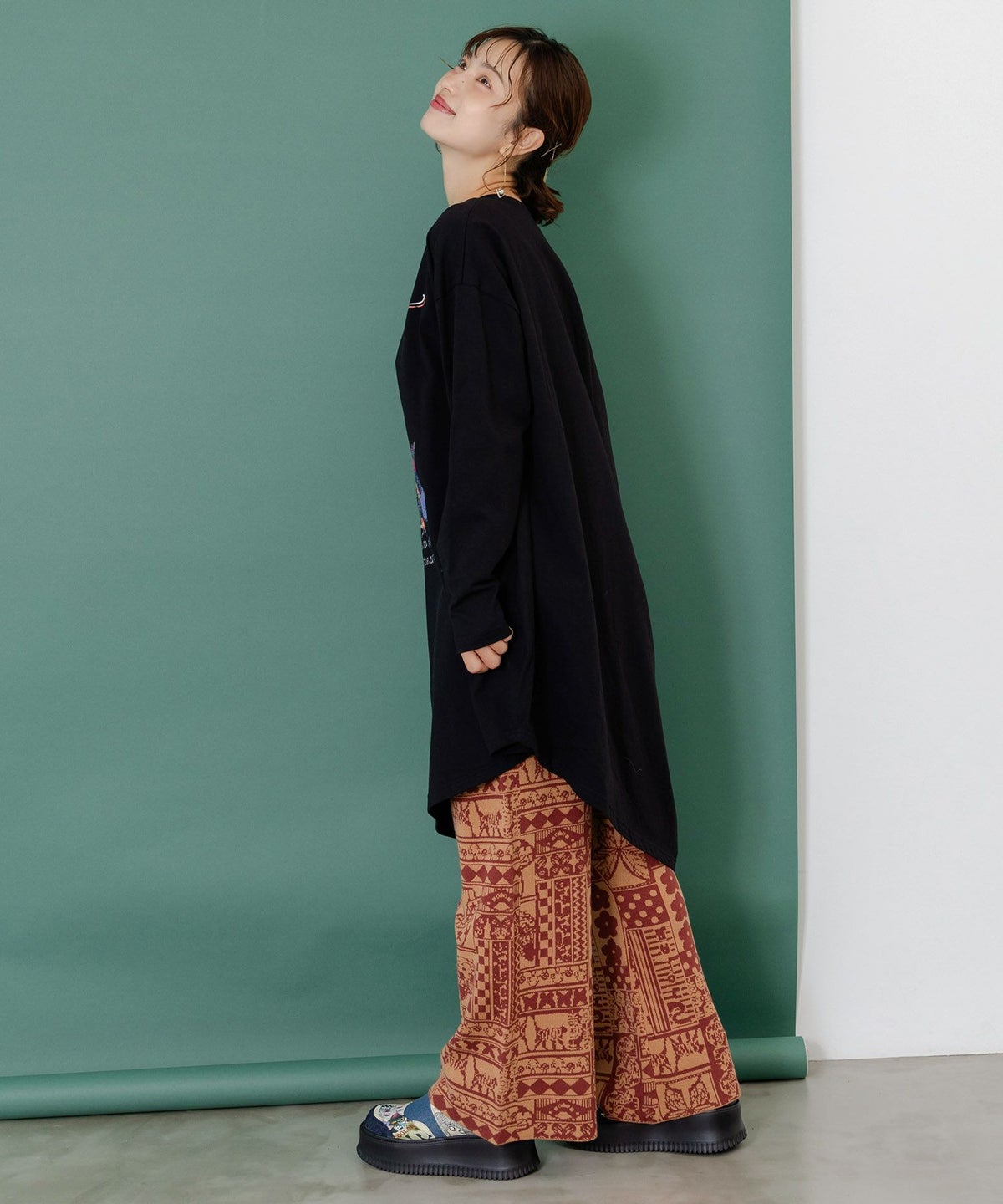 ネコと蝶と植物のエスニック風ニットパンツ-5