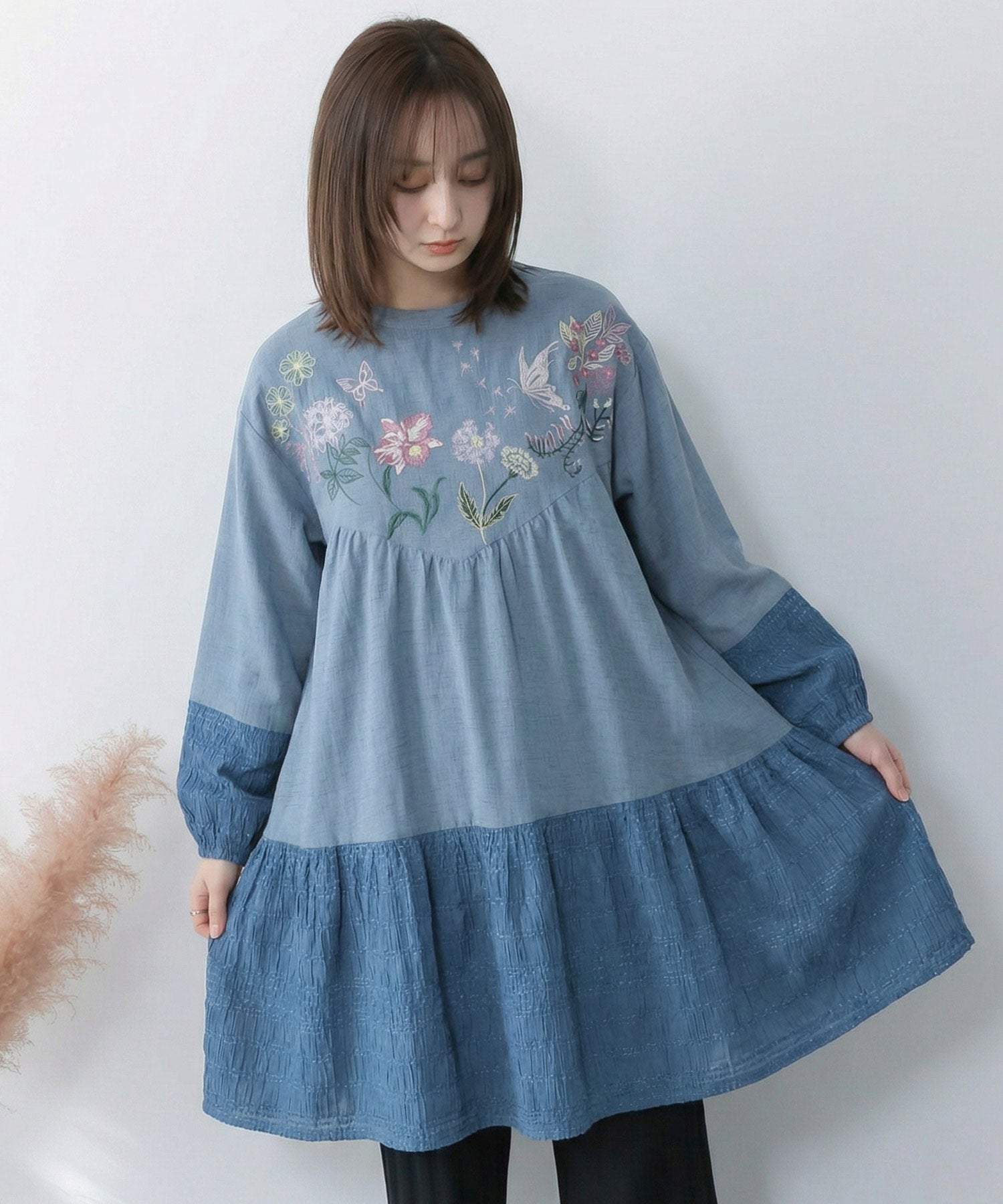 561207：花蝶刺繍シャーリング生地ティアード風ワンピースの通販-ScoLar