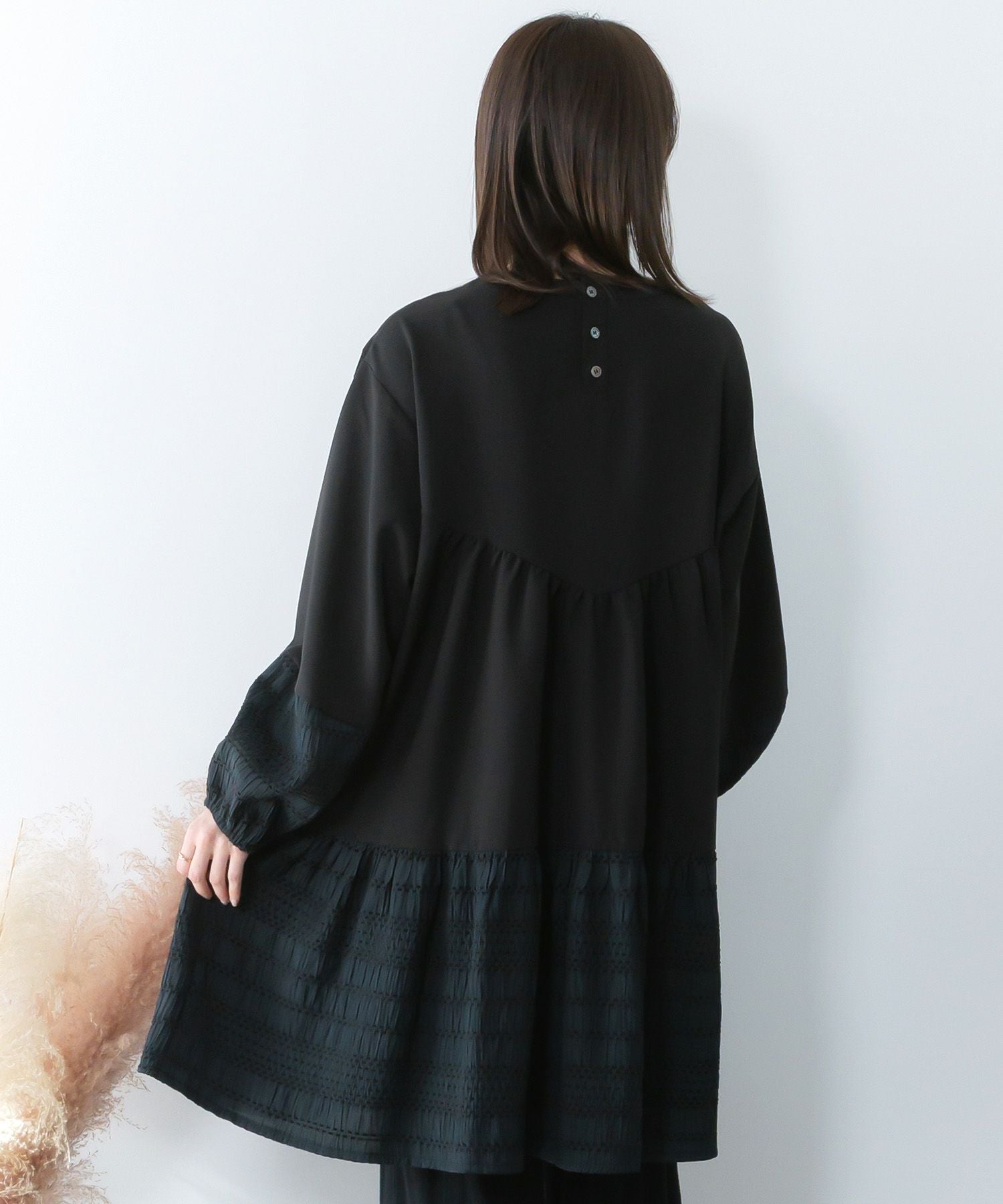 561207：花蝶刺繍シャーリング生地ティアード風ワンピースの通販-ScoLar