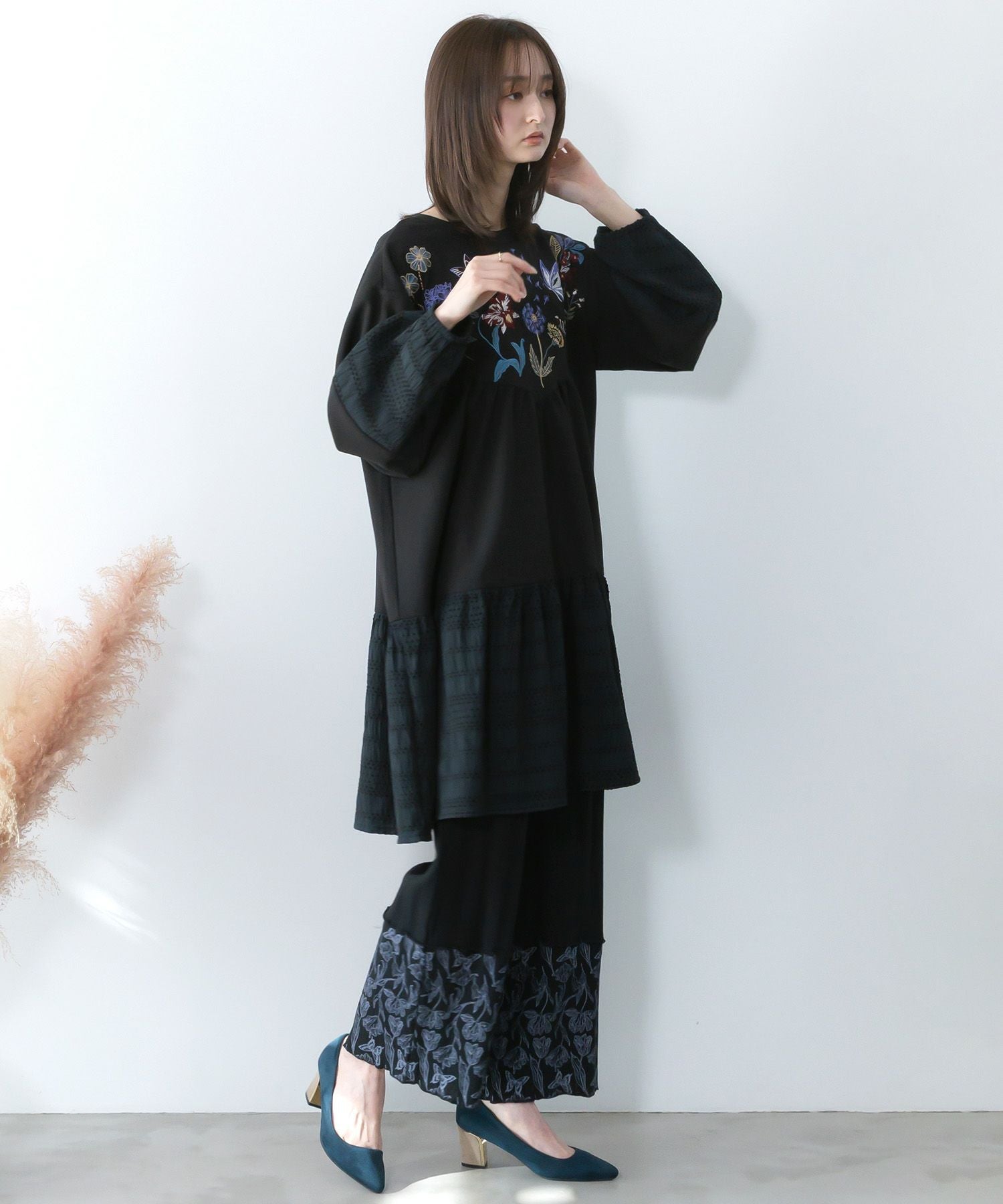 561207：花蝶刺繍シャーリング生地ティアード風ワンピースの通販-ScoLar