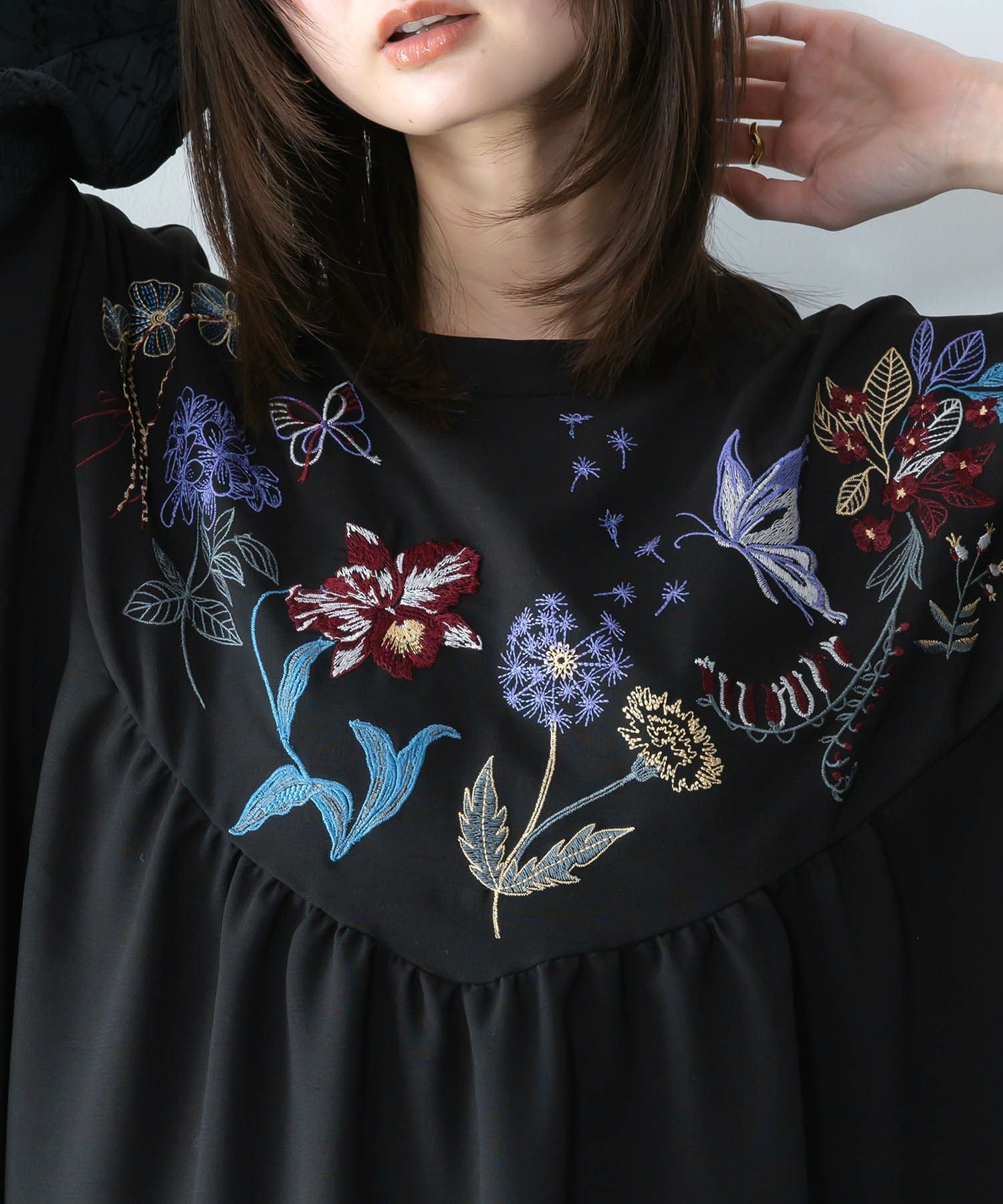 561207：花蝶刺繍シャーリング生地ティアード風ワンピースの通販-ScoLar