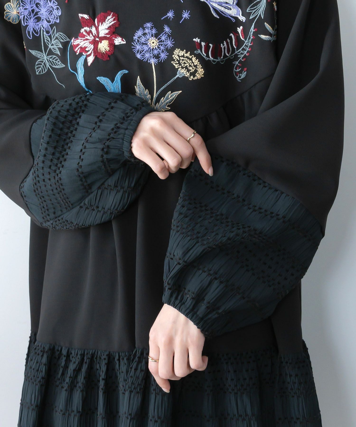 561207：花蝶刺繍シャーリング生地ティアード風ワンピースの通販-ScoLar