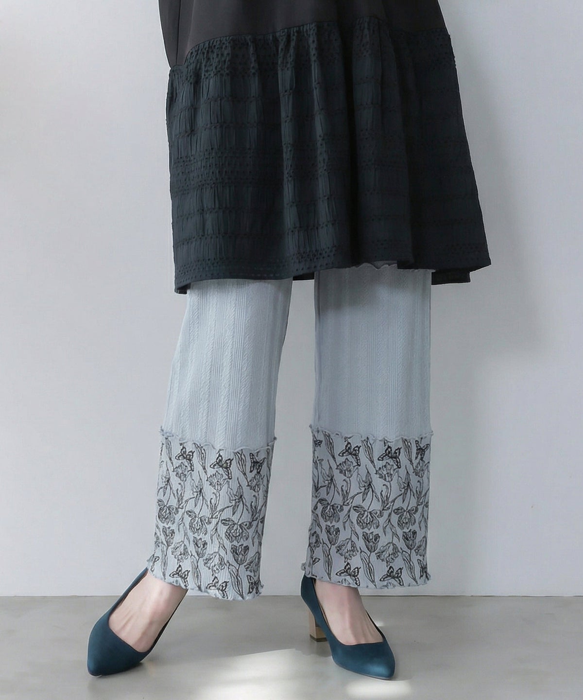 花蝶柄テレコ素材メロウ入りパンツ-1