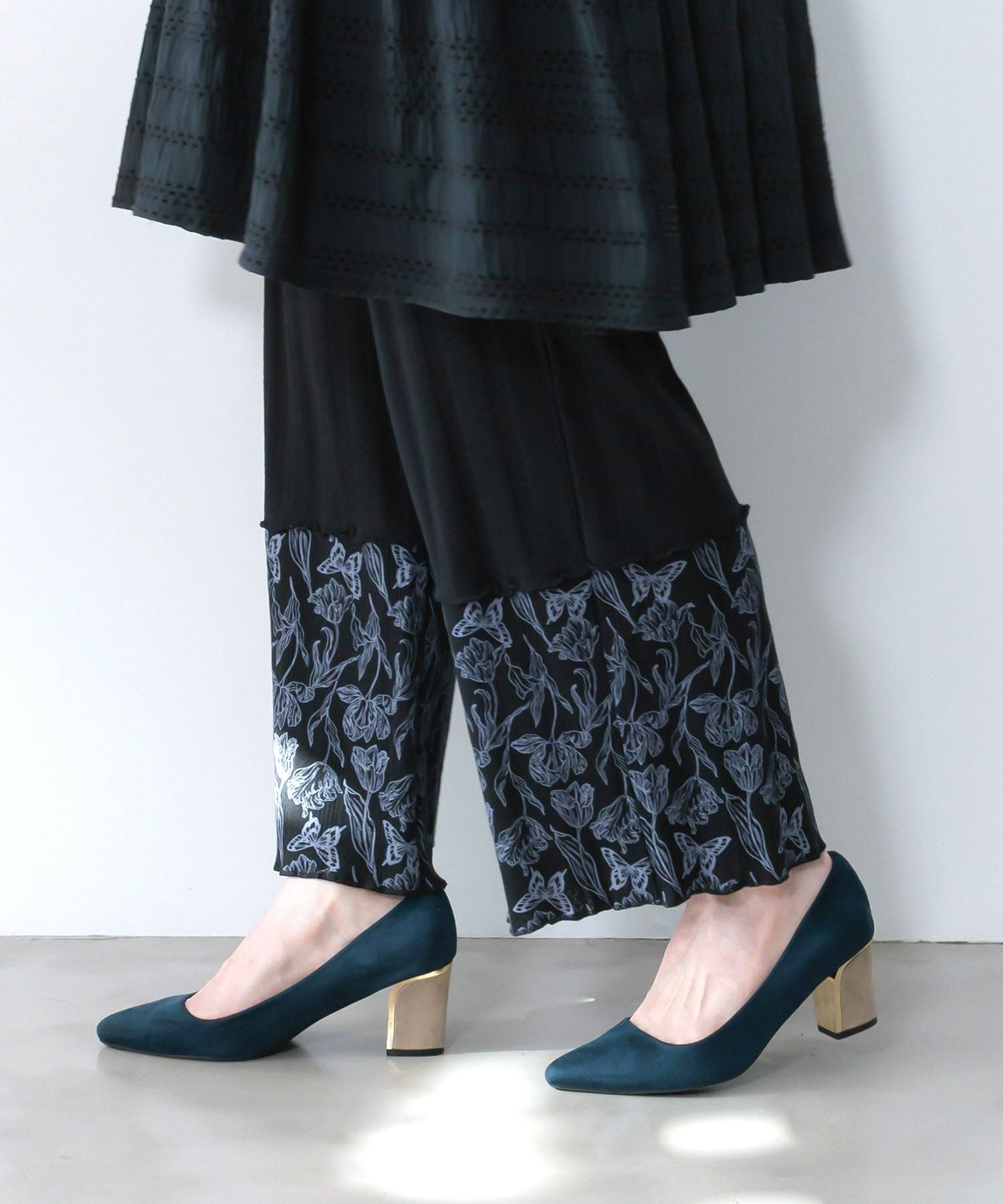 561203：花蝶柄テレコ素材メロウ入りパンツの通販-ScoLar