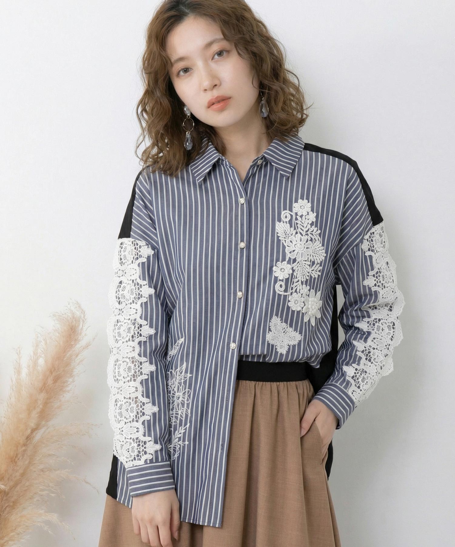 561228：花蝶刺繍レース×ストライプ柄配色シャツの通販-ScoLar