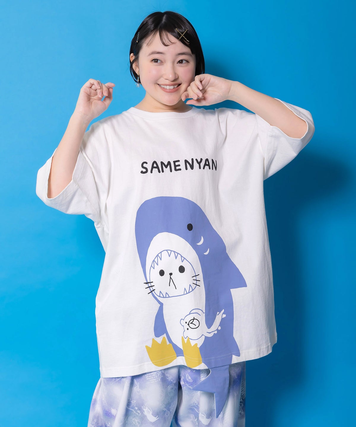 しっぽ飛び出しサメニャン柄Tシャツ-1
