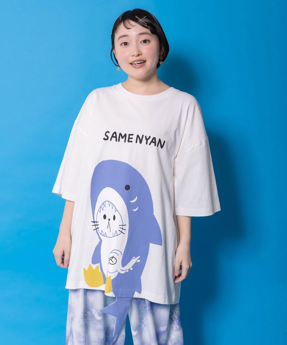 しっぽ飛び出しサメニャン柄Tシャツ-2