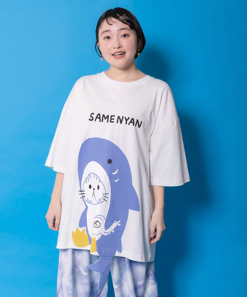 しっぽ飛び出しサメニャン柄Tシャツ-2