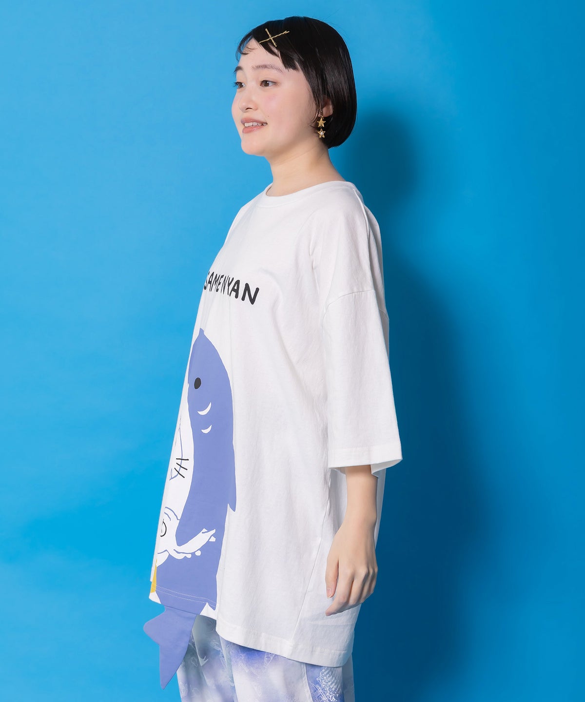 しっぽ飛び出しサメニャン柄Tシャツ-3