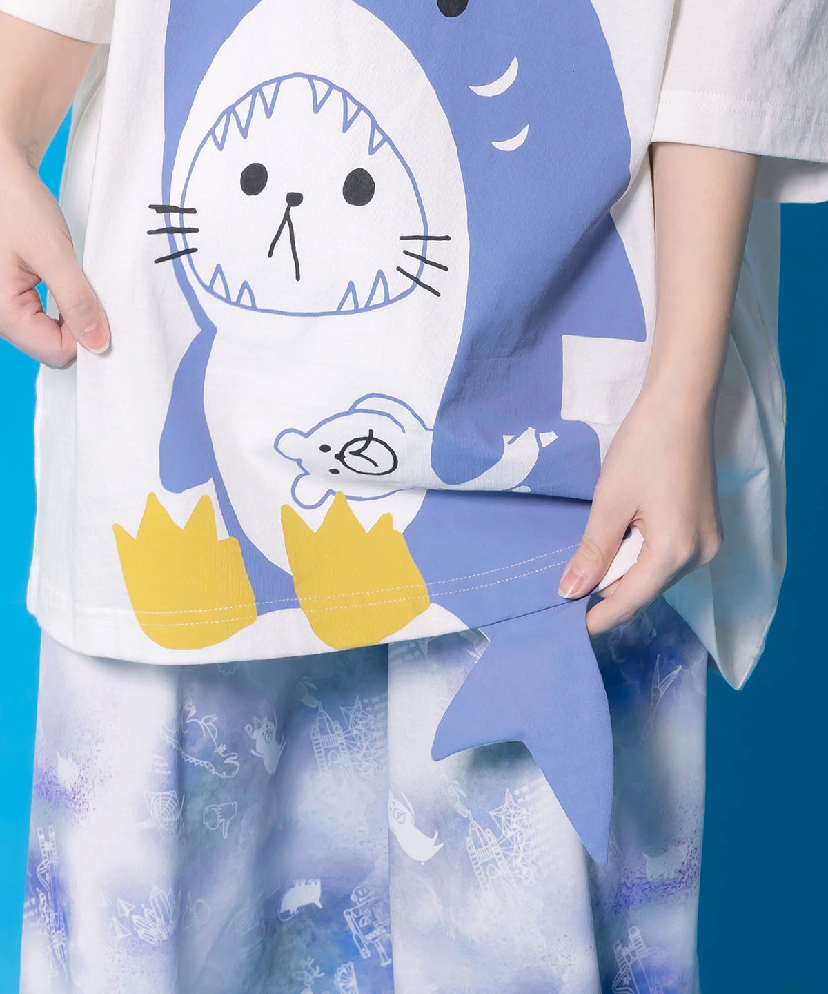 しっぽ飛び出しサメニャン柄Tシャツ-8