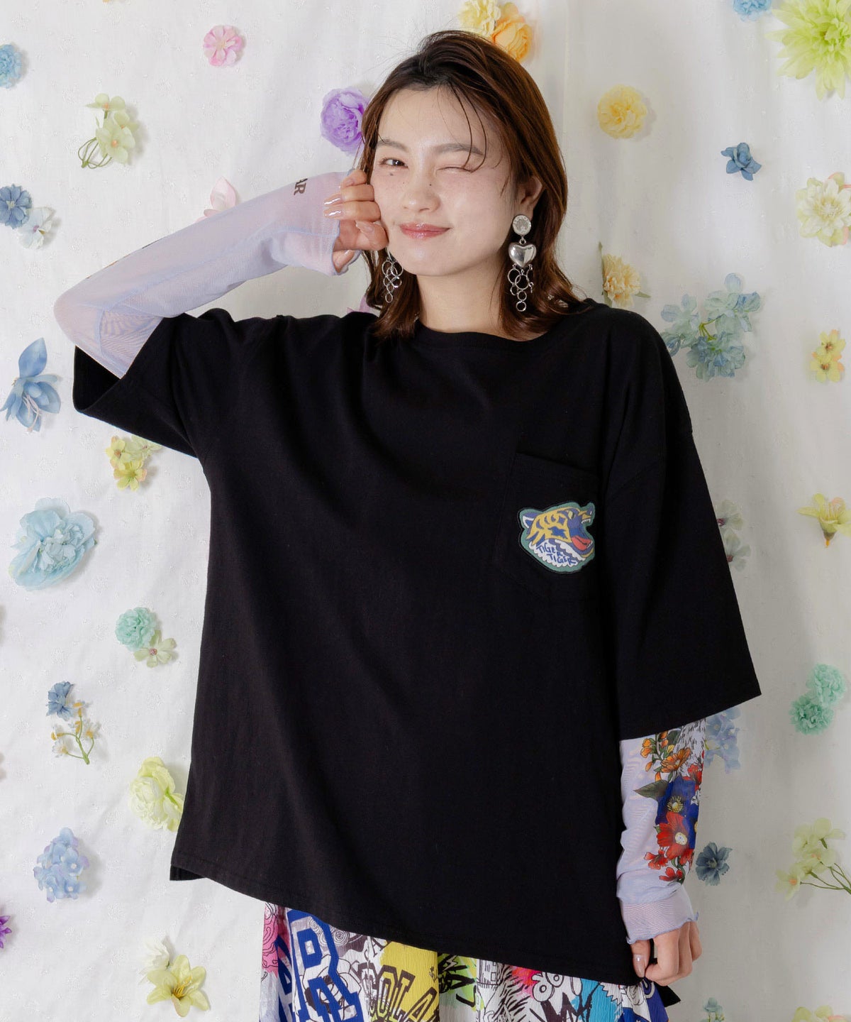 ポップレトロ調 ワッペン風バック刺繍Tシャツ-2