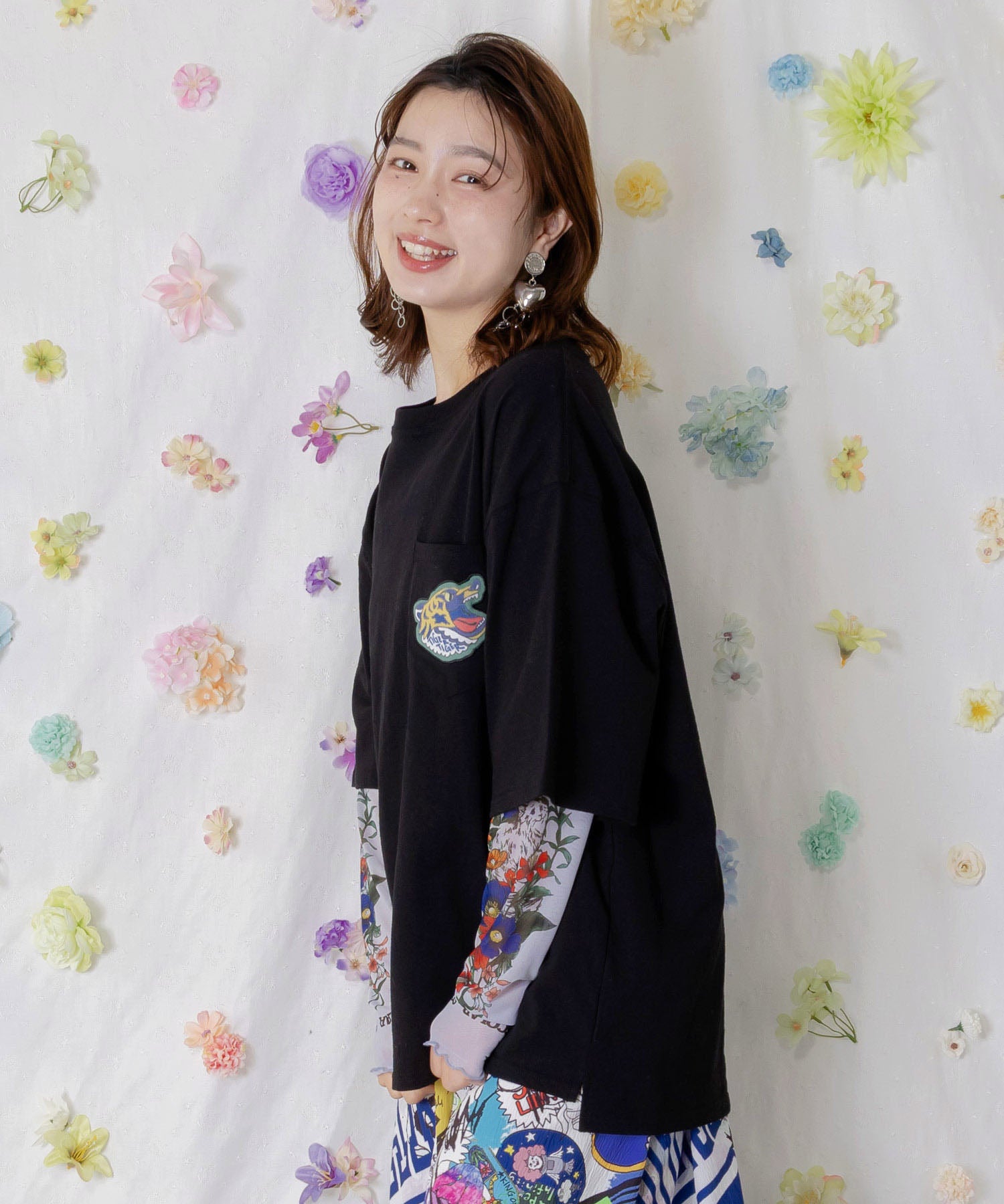 162627：ポップレトロ調 ワッペン風バック刺繍アップリケTシャツの通販
