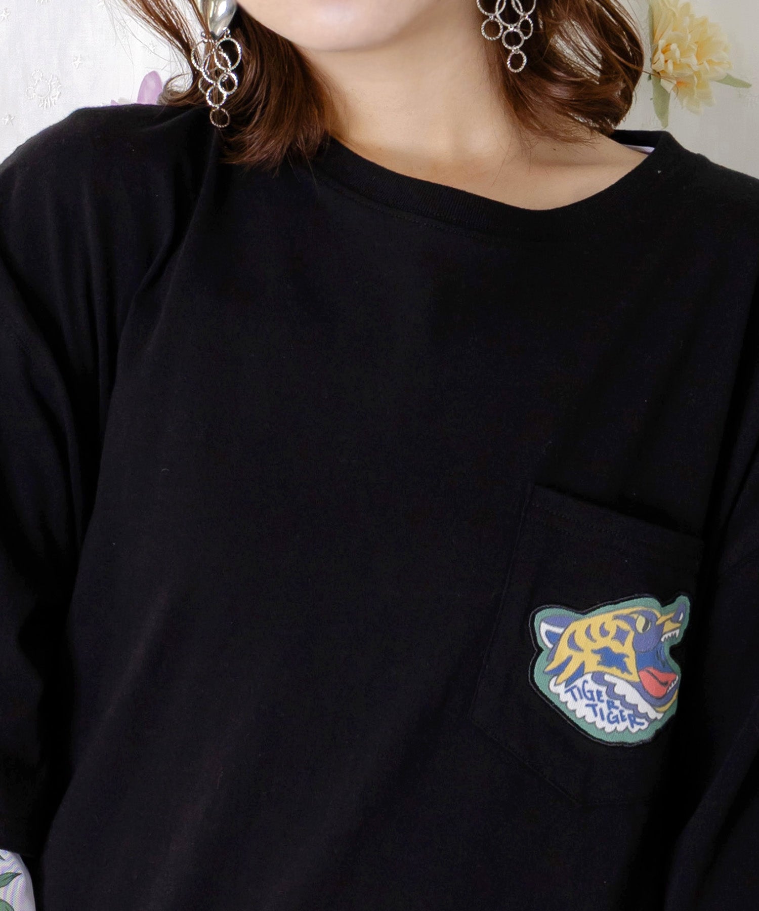 162627：ポップレトロ調 ワッペン風バック刺繍アップリケTシャツの通販