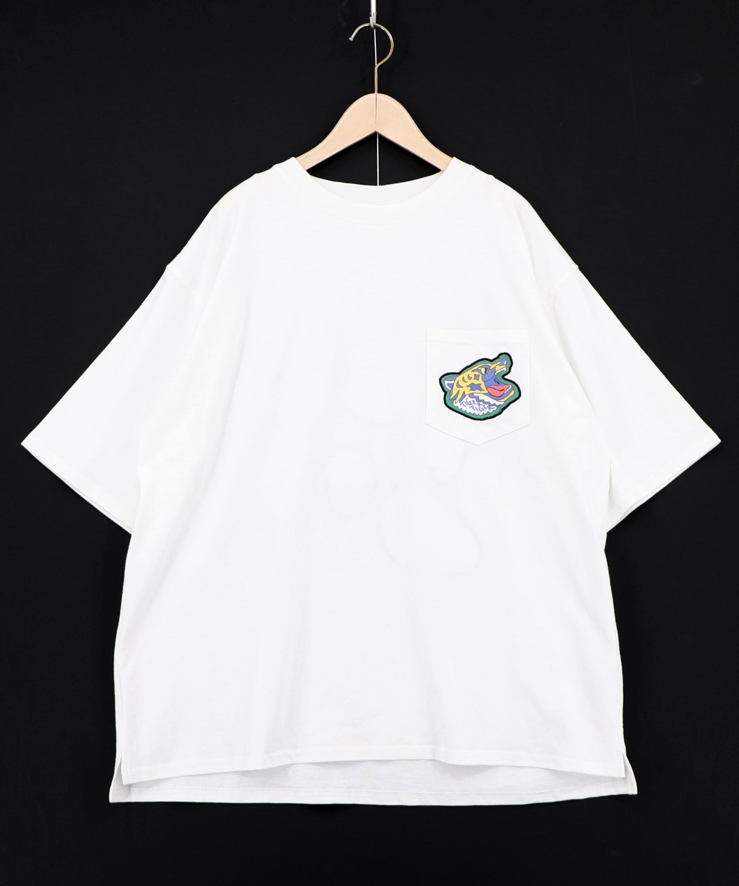 162627：ポップレトロ調 ワッペン風バック刺繍アップリケTシャツの通販