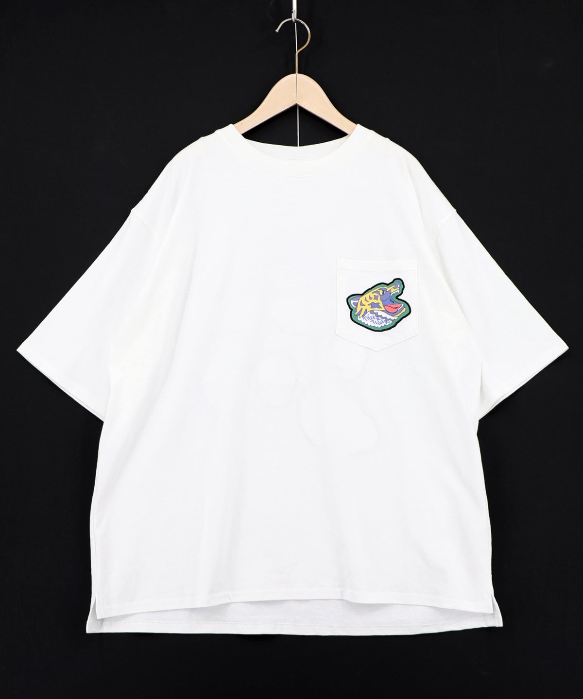 ポップレトロ調 ワッペン風バック刺繍Tシャツ-9