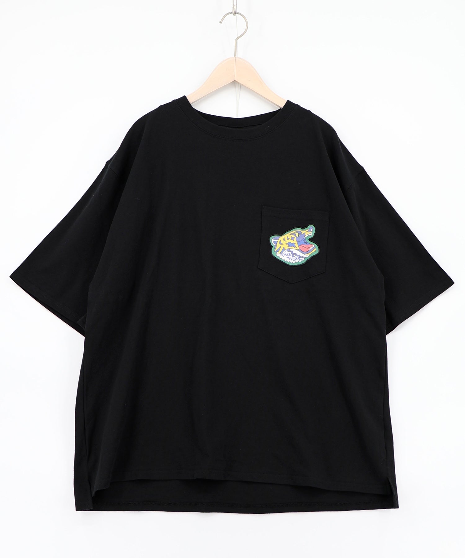 Scolar ポップレトロ調 ワッペン風バック刺繍アップリケTシャツ 162627：ポップレトロ調 ワッペン風バック刺繍アップリケTシャツの通販