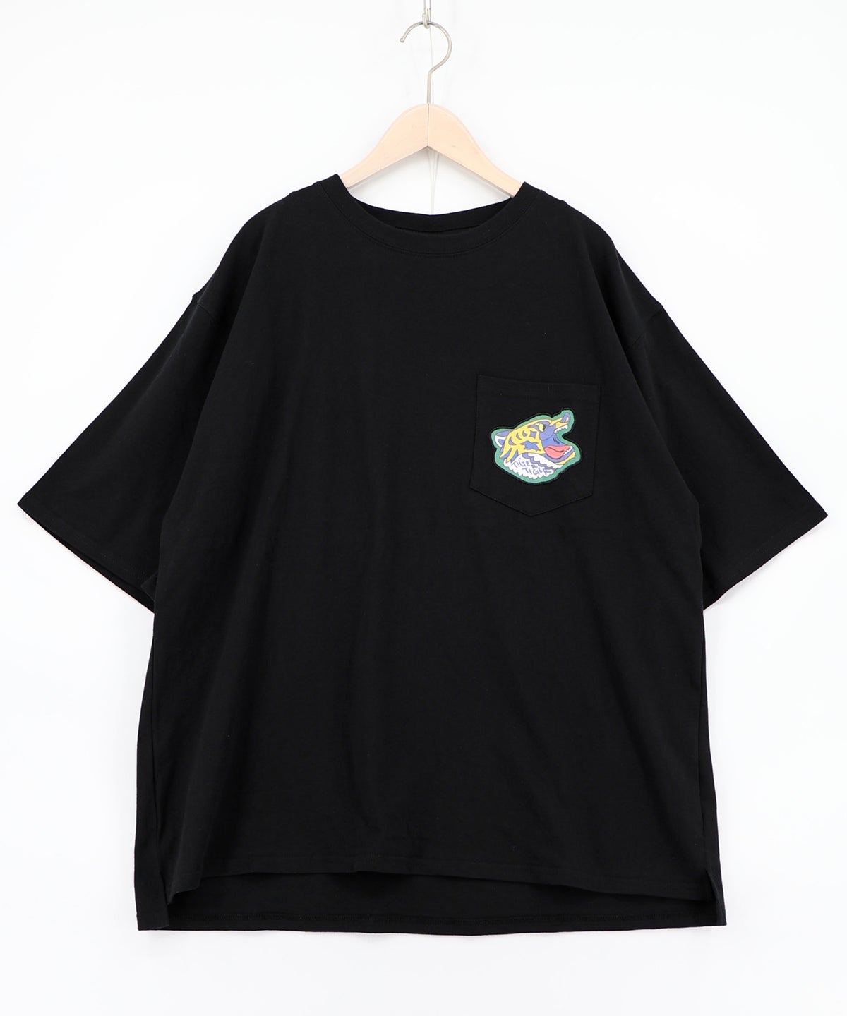 ポップレトロ調 ワッペン風バック刺繍Tシャツ-11