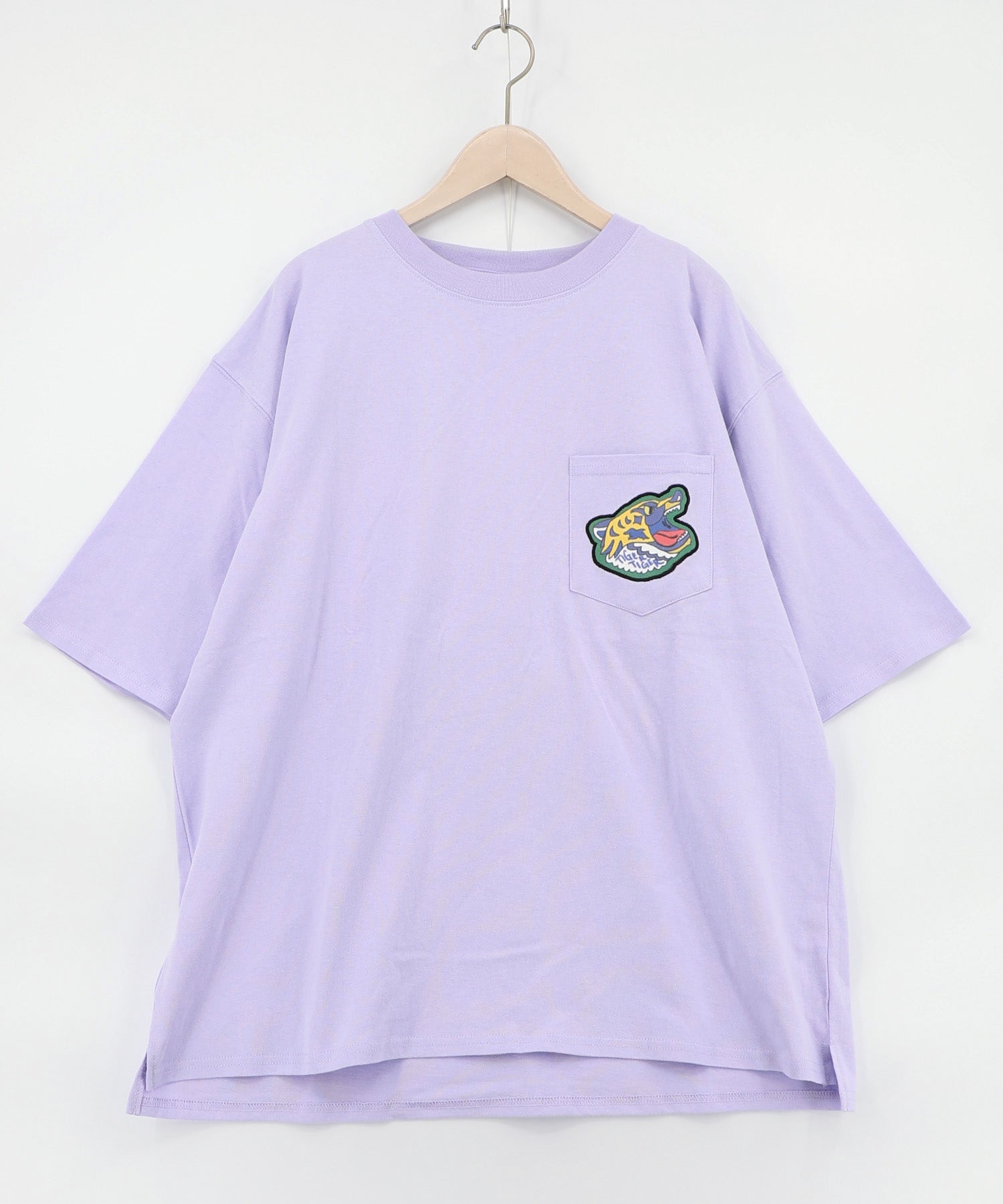 162627：ポップレトロ調 ワッペン風バック刺繍アップリケTシャツの通販