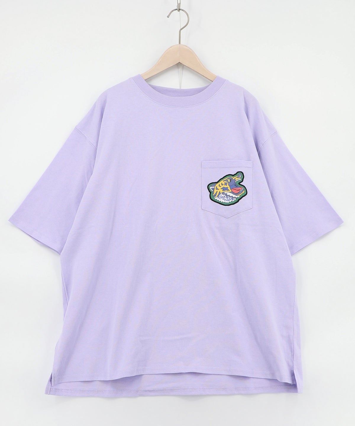 ポップレトロ調 ワッペン風バック刺繍Tシャツ-13