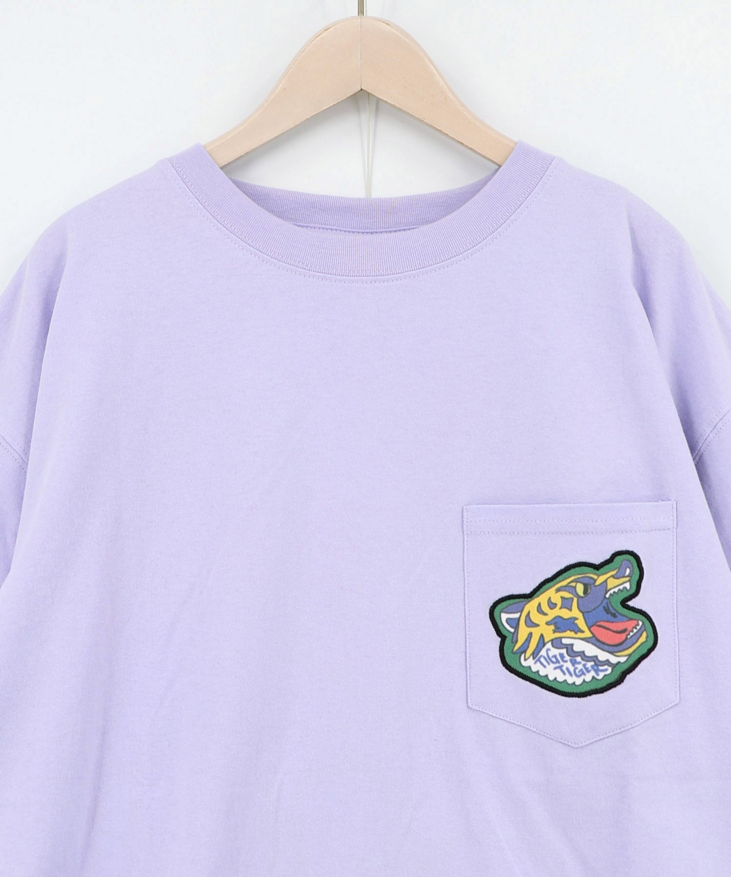 162627：ポップレトロ調 ワッペン風バック刺繍アップリケTシャツの通販