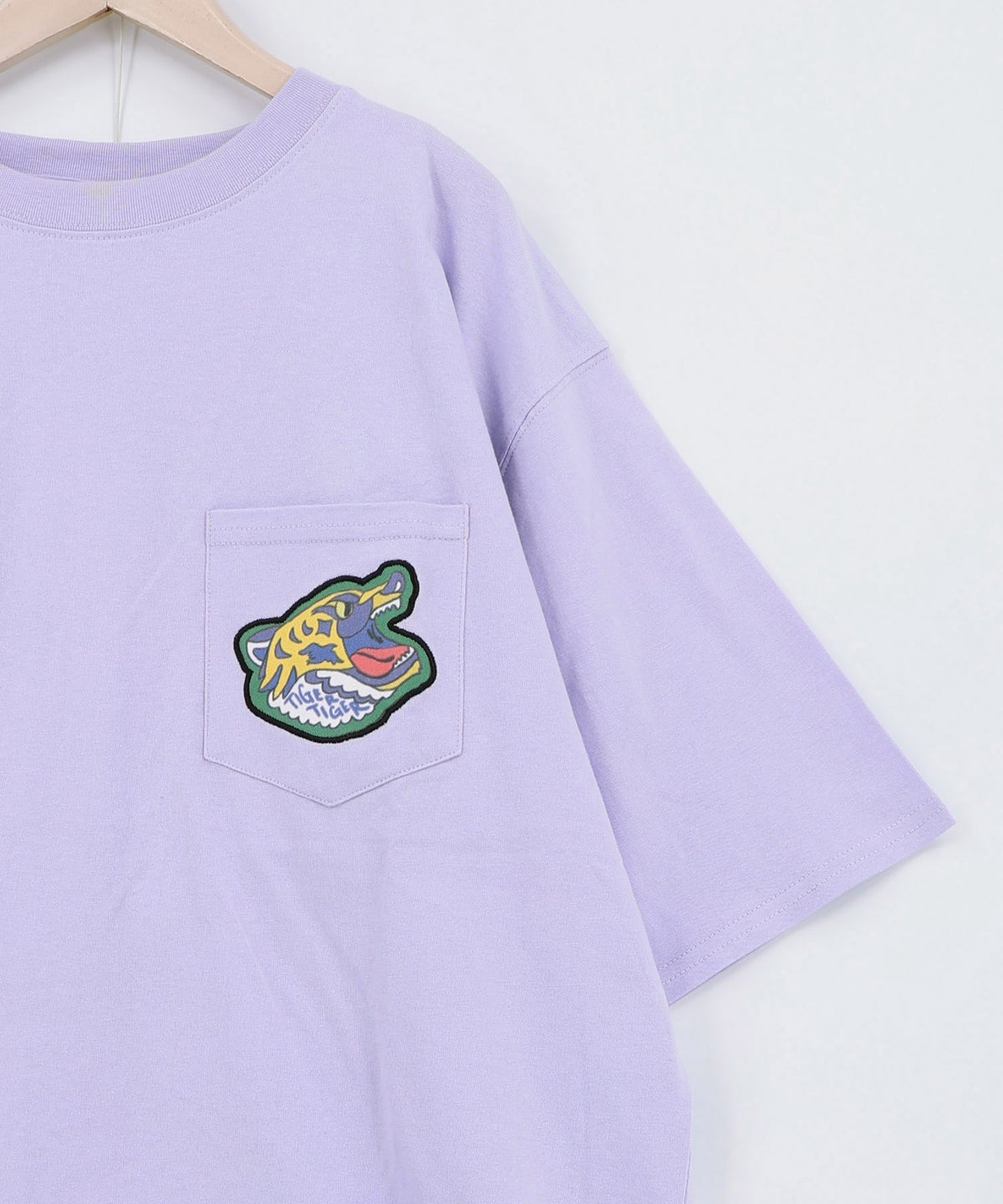 ポップレトロ調 ワッペン風バック刺繍Tシャツ-17