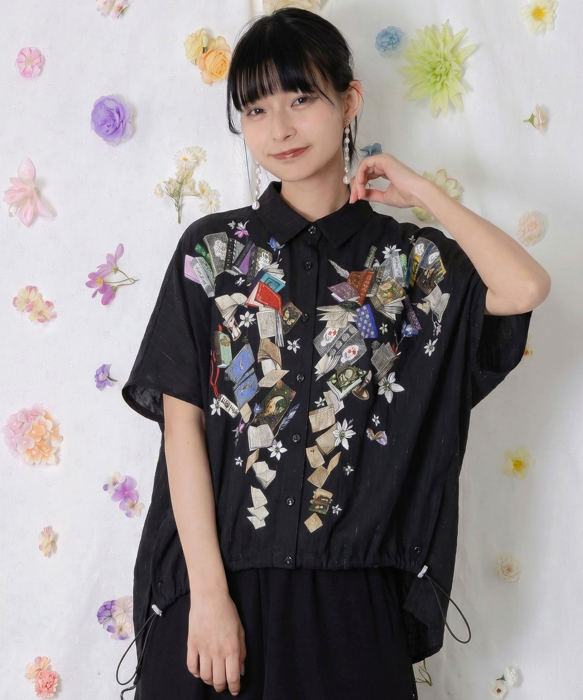 おばあちゃんの思い出本棚柄 ラメストライプシャツ-1