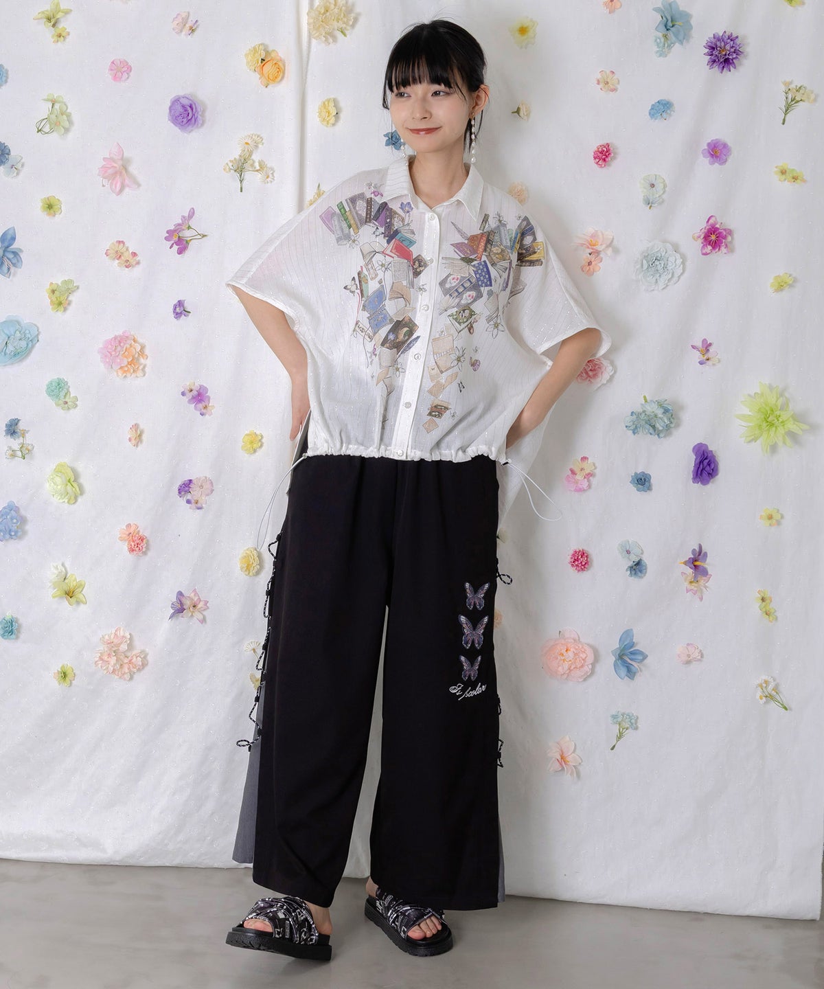 おばあちゃんの思い出本棚柄 ラメストライプシャツ-2