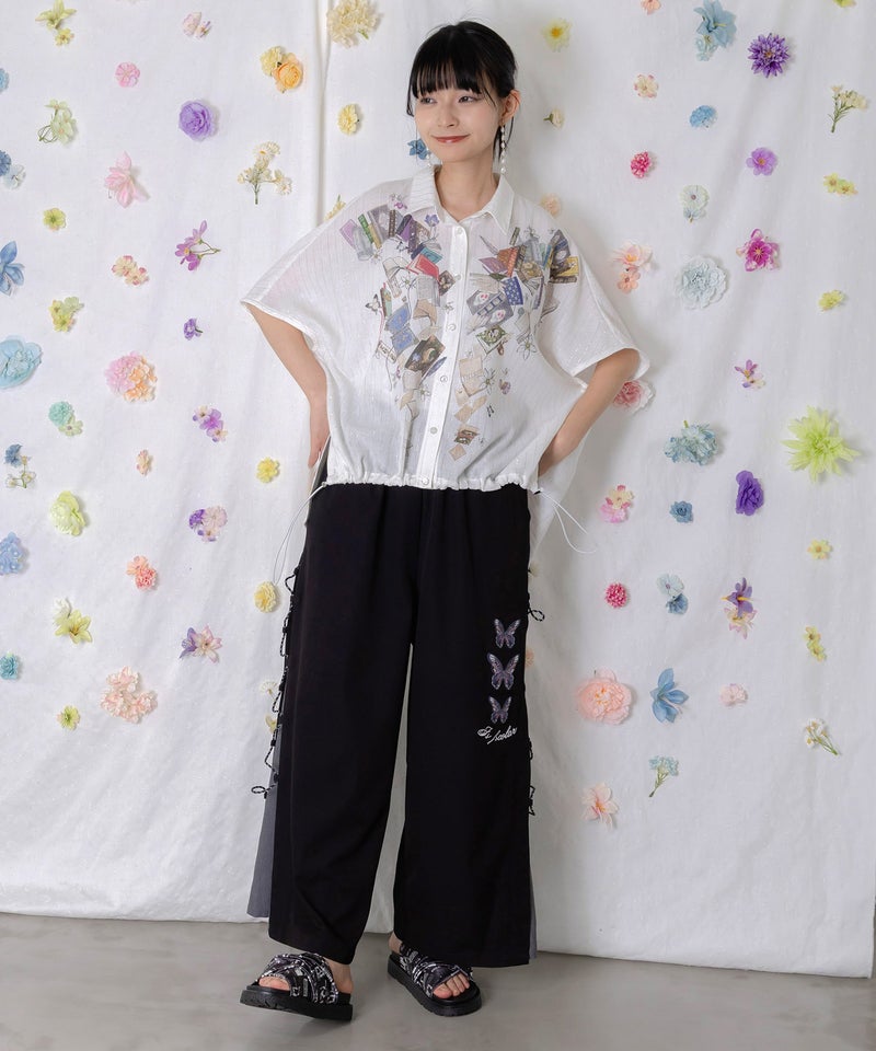 おばあちゃんの思い出本棚柄 ラメストライプシャツ-2