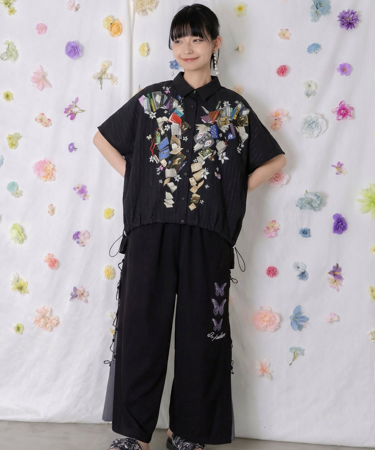 おばあちゃんの思い出本棚柄 ラメストライプシャツ-2