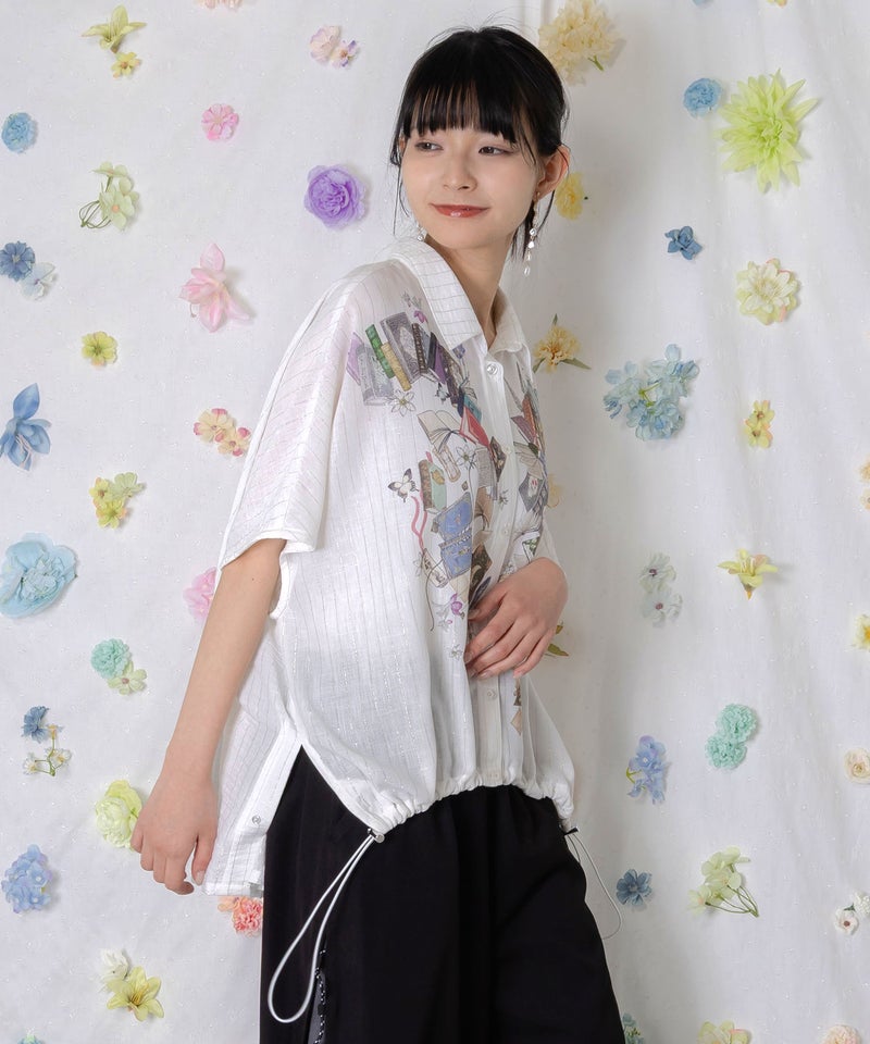 おばあちゃんの思い出本棚柄 ラメストライプシャツ-3