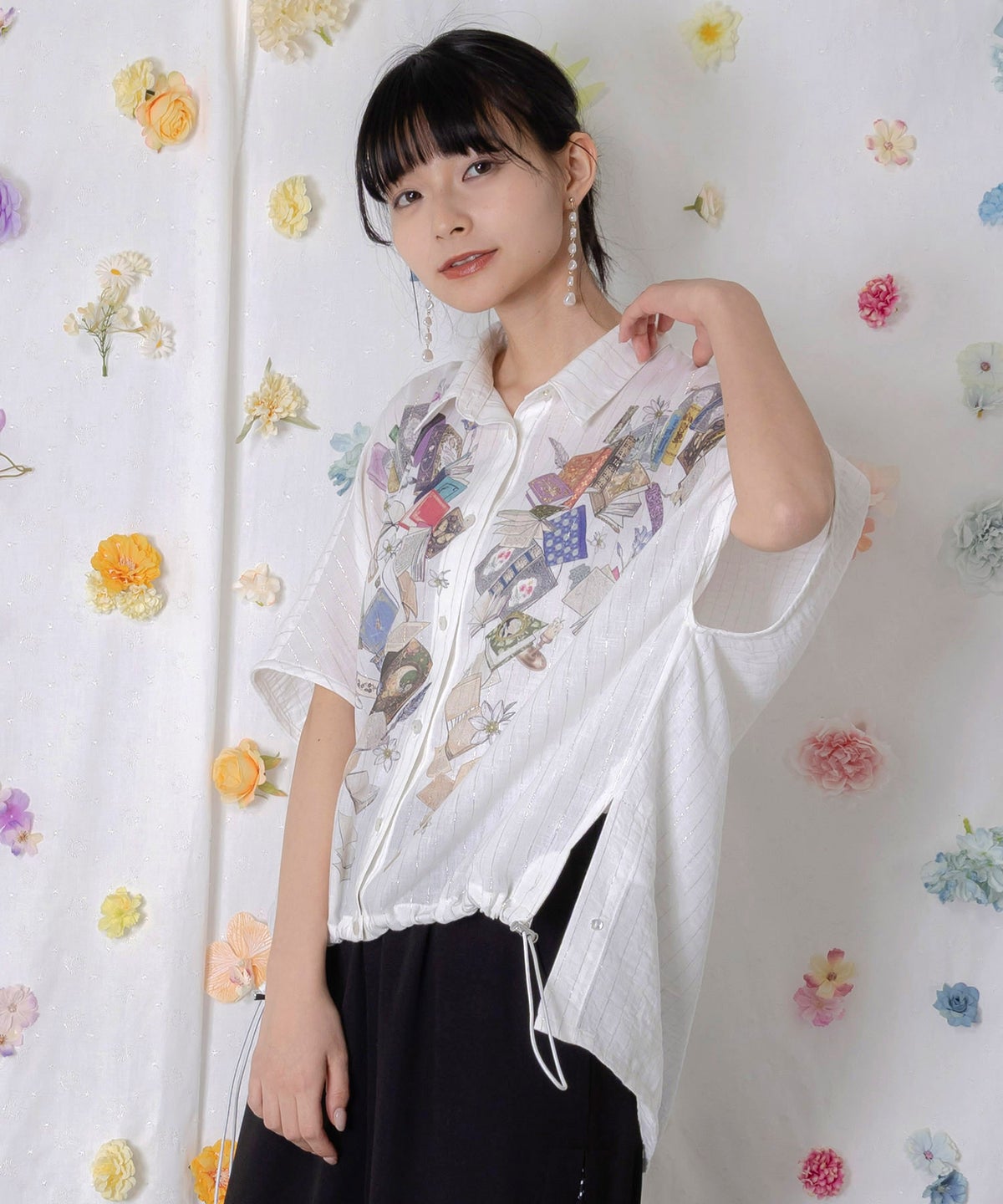 おばあちゃんの思い出本棚柄 ラメストライプシャツ-5