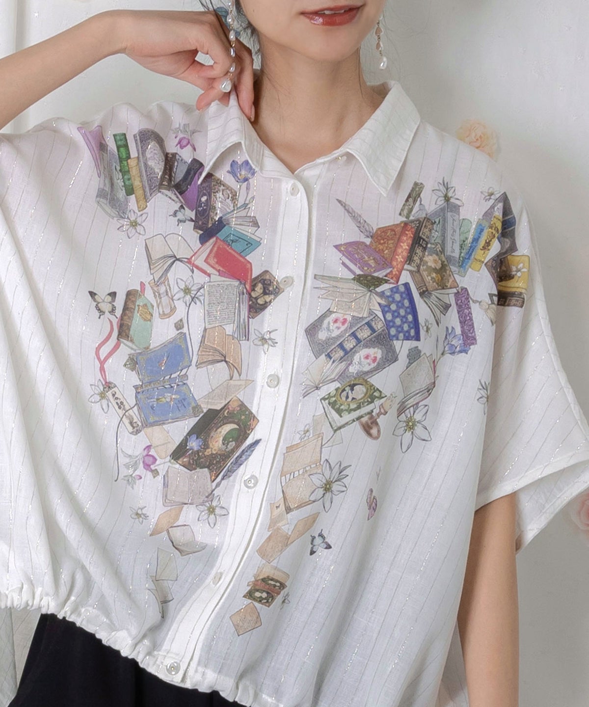 おばあちゃんの思い出本棚柄 ラメストライプシャツ-6