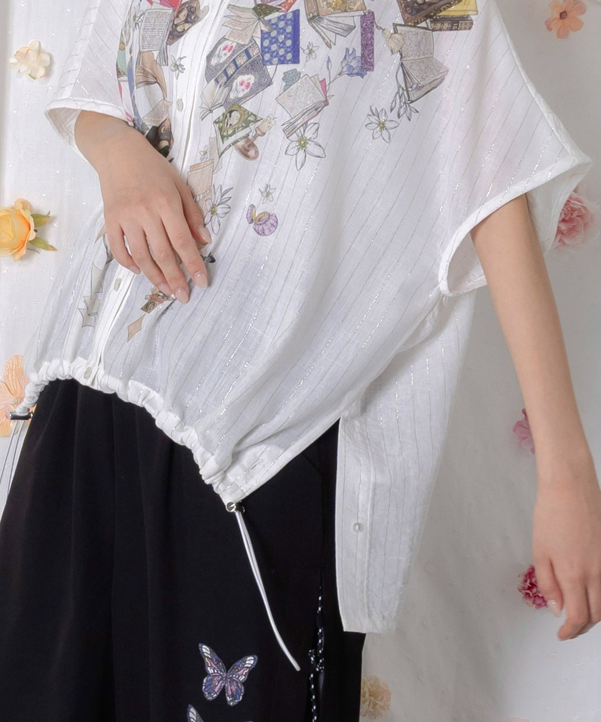 おばあちゃんの思い出本棚柄 ラメストライプシャツ-7