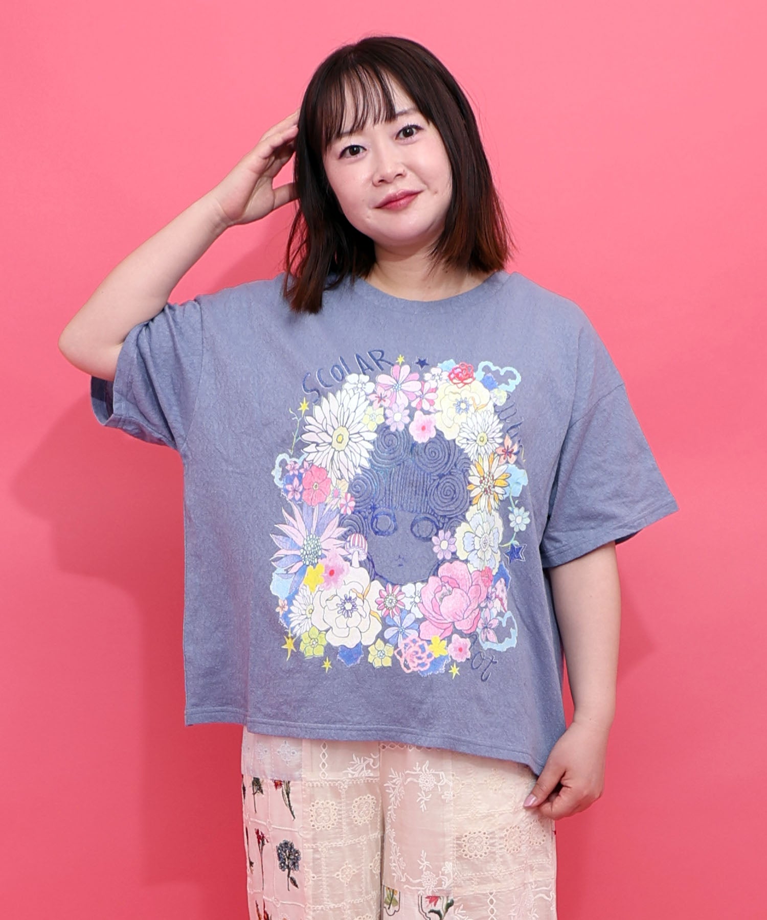 162637：花に埋もれたスカラーちゃん ローズジャガードTシャツの通販