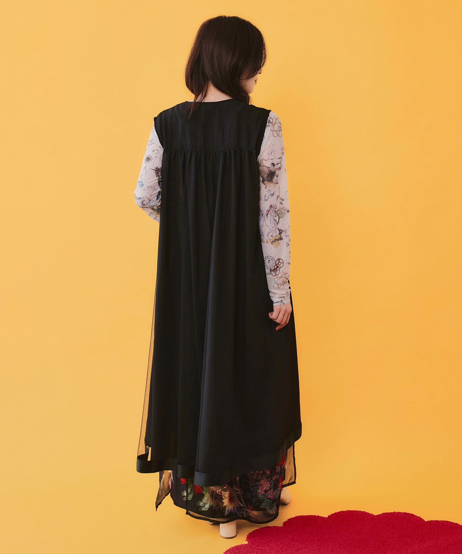 562223：ワンポイント蝶刺繍ロング丈ジレの通販-ScoLar