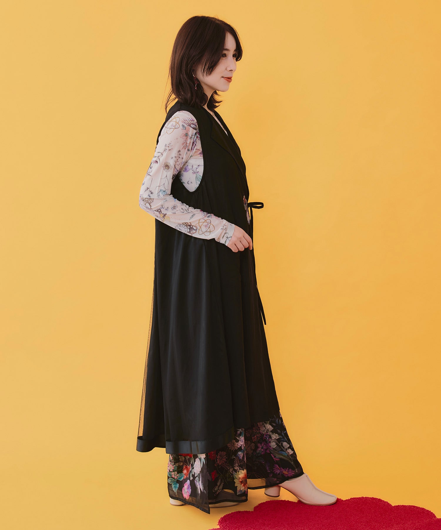562223：ワンポイント蝶刺繍ロング丈ジレの通販-ScoLar