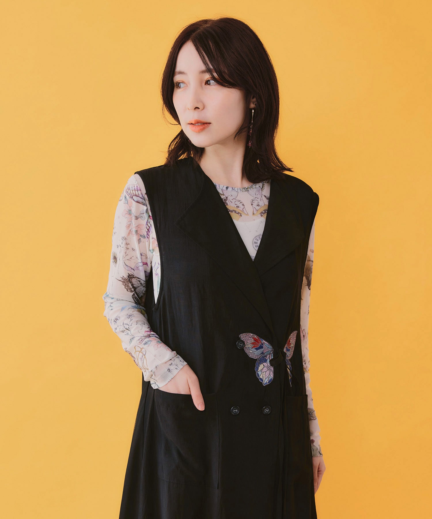 562223：ワンポイント蝶刺繍ロング丈ジレの通販-ScoLar