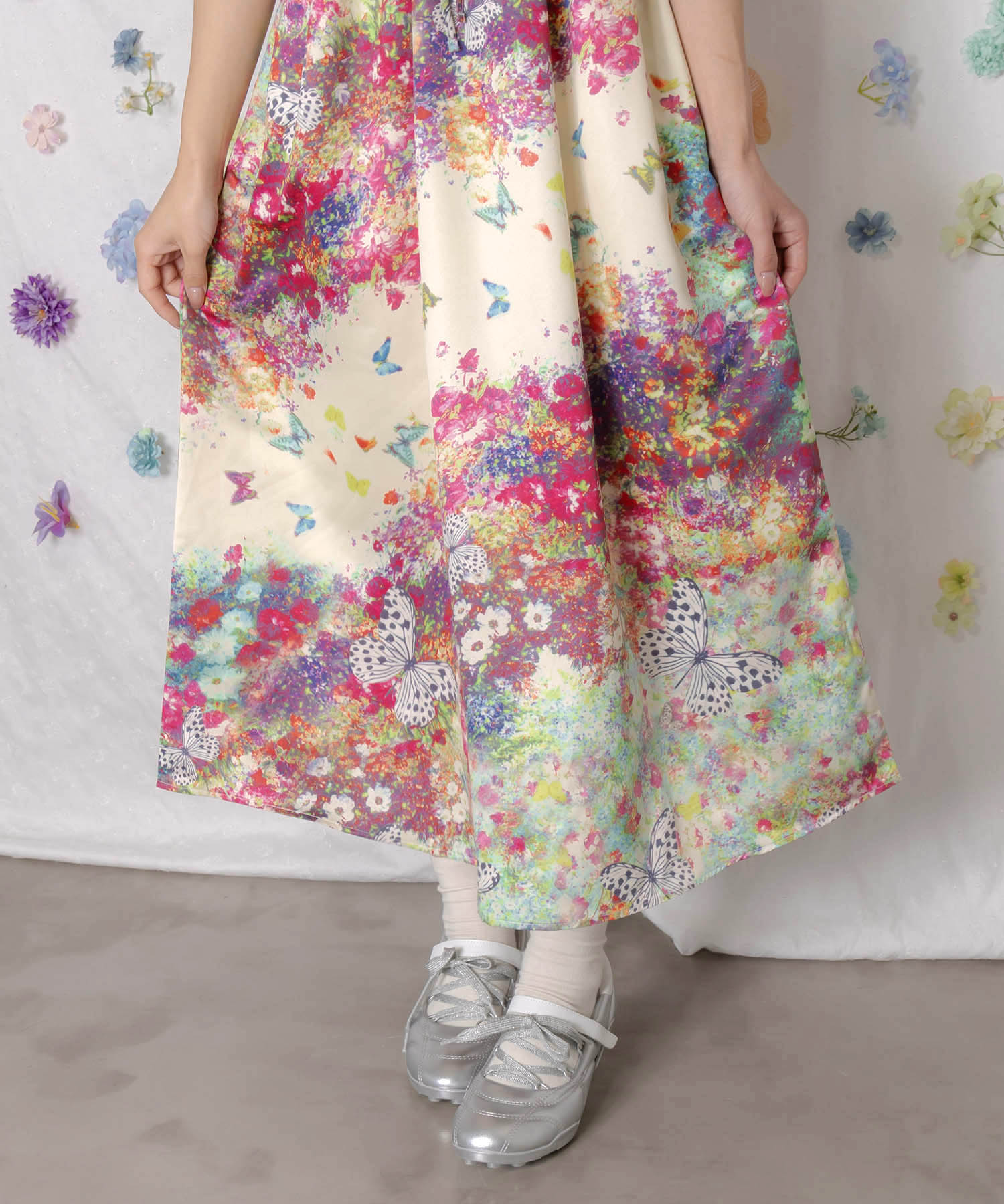 562231：【公式店限定】花柄ヴィンテージサテン キャミワンピースの